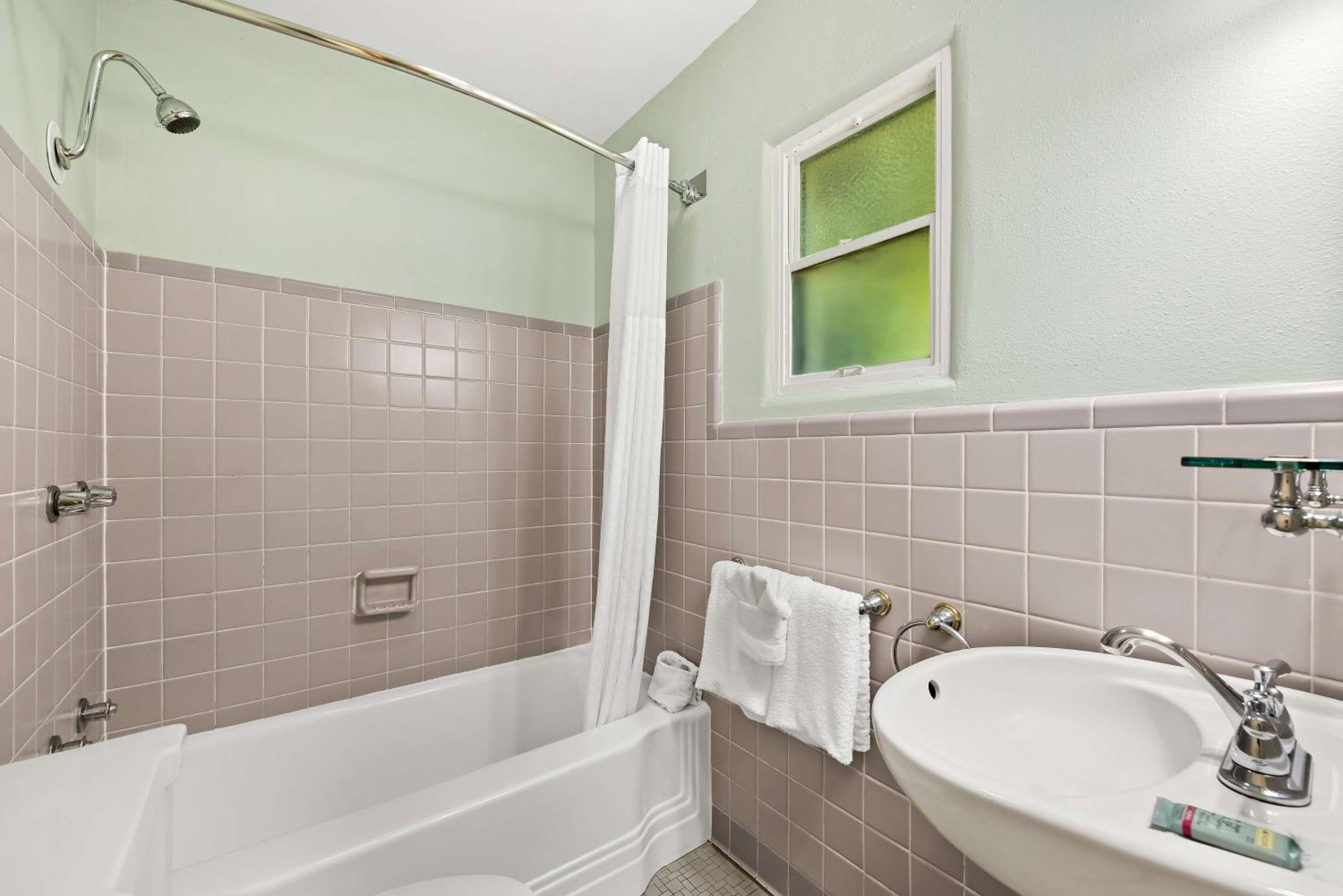 Double Room with Two Double Beds - Pet Friendly photo 3