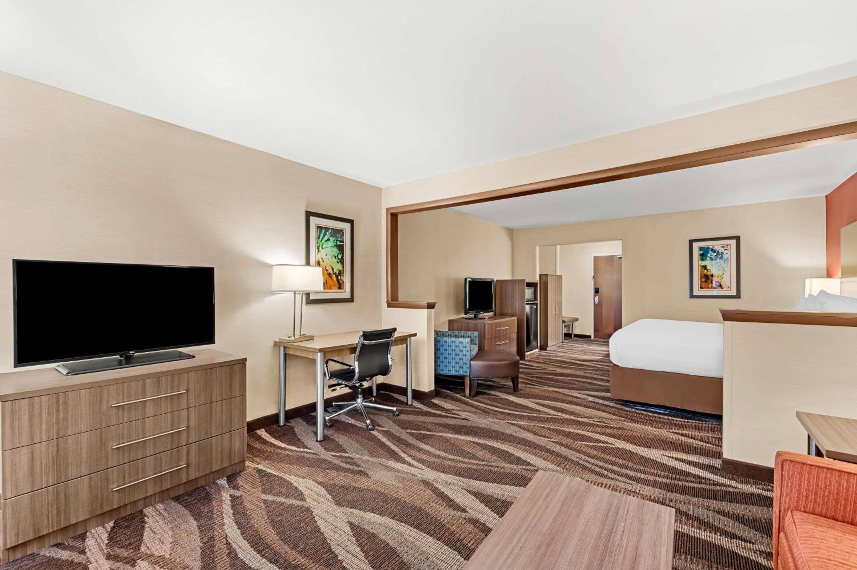King Suite with Sofa Bed - Non-Smoking photo 1