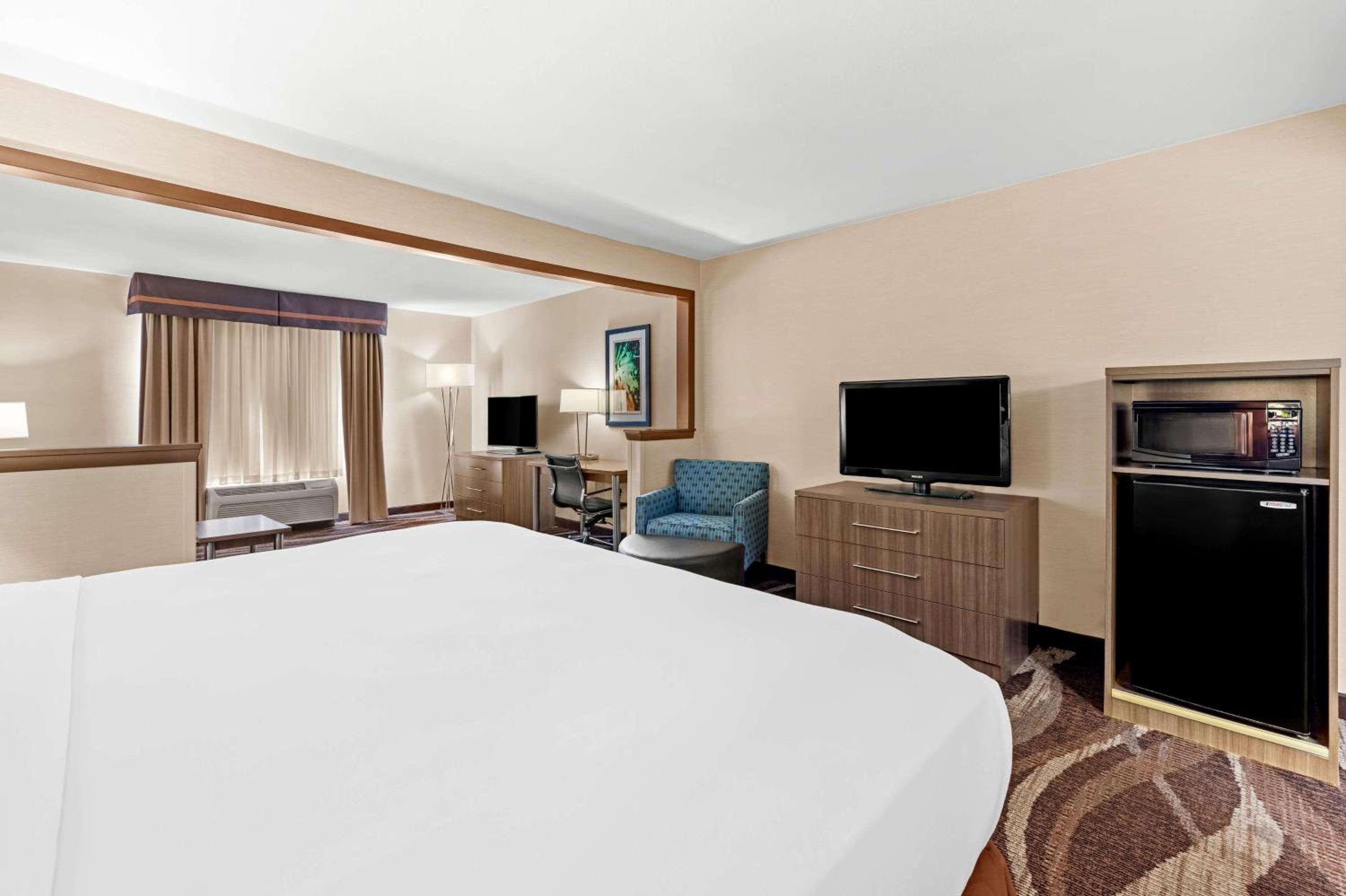 King Suite with Sofa Bed - Non-Smoking photo 2