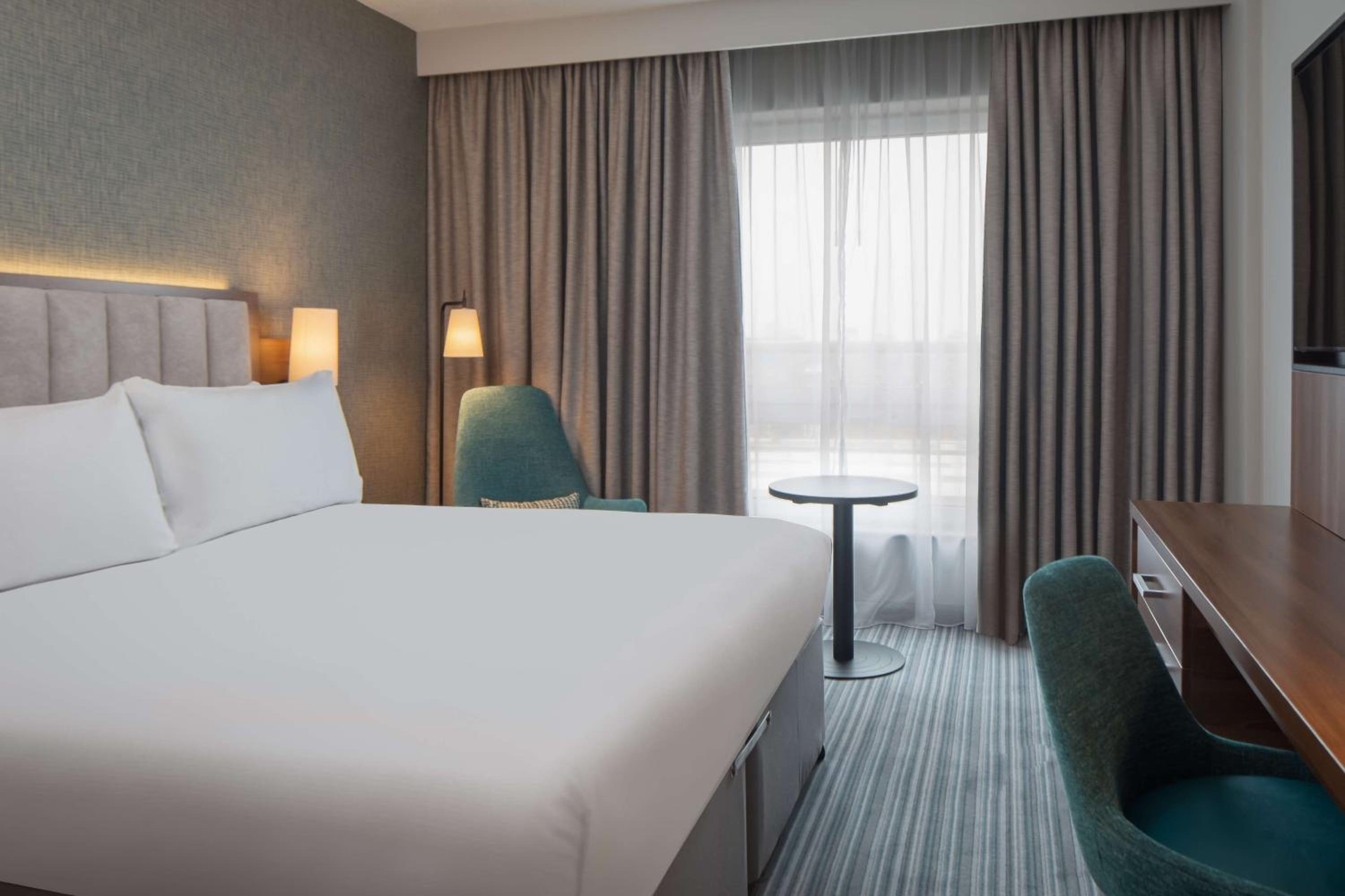 King Guest Room thumbnail 5
