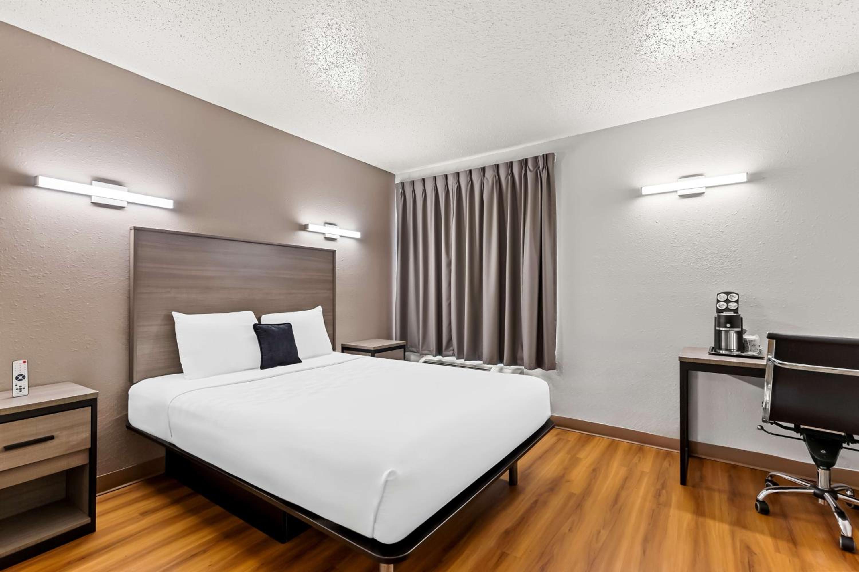 1 Queen Bed  with Jetted Tub - Photo 4