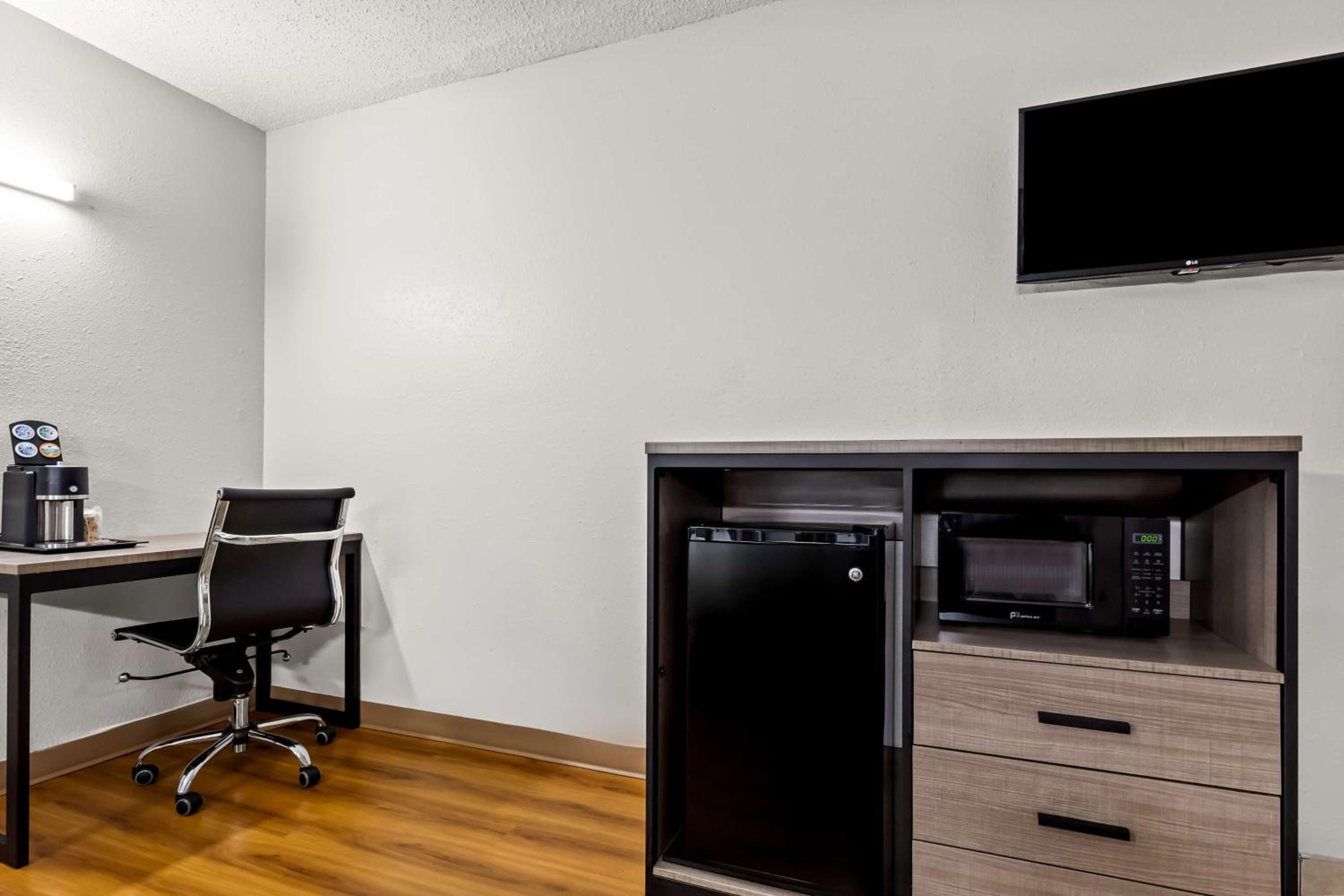 1 Queen Bed  with Jetted Tub - Photo 3