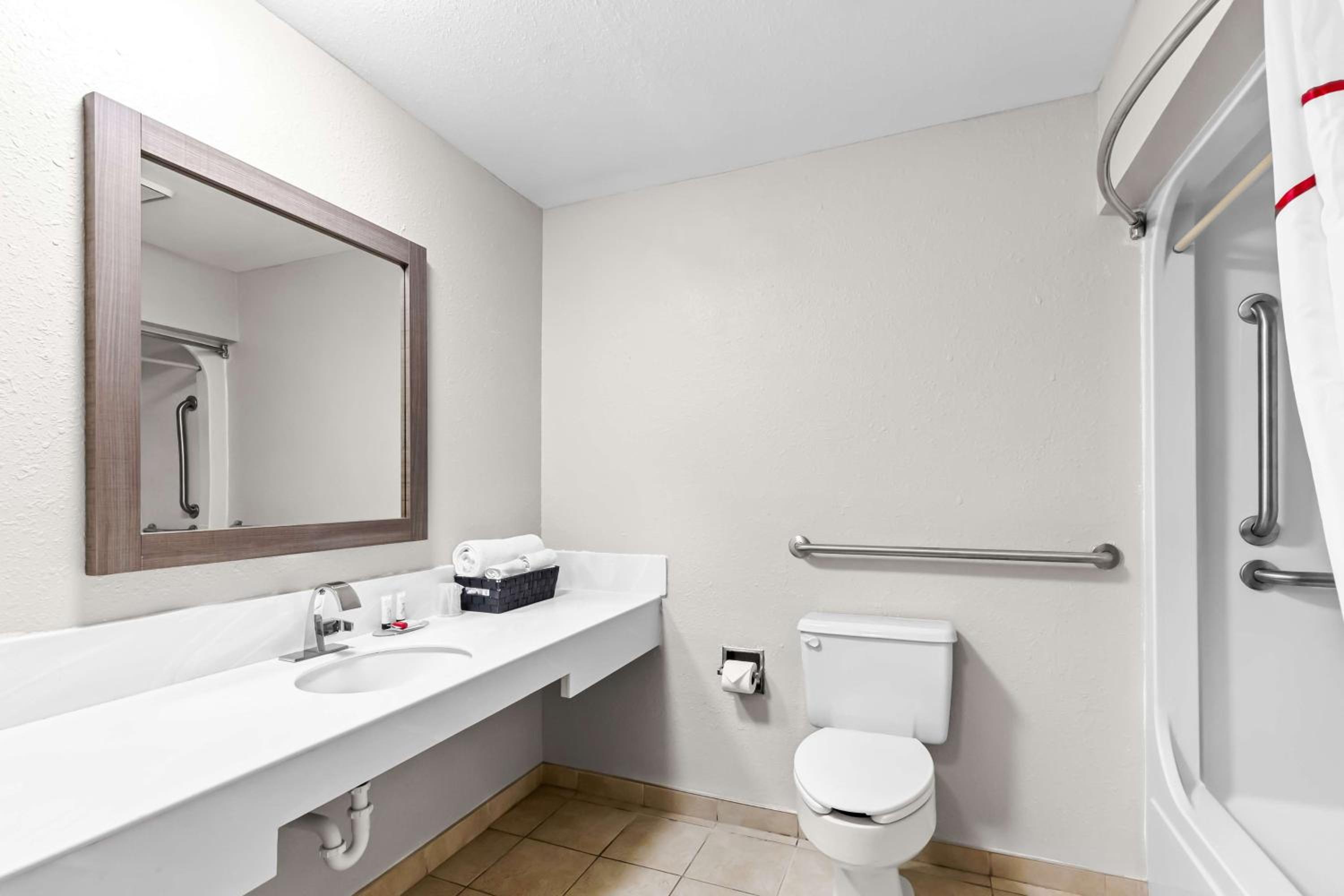 Queen Room - Disability Access - Photo 3