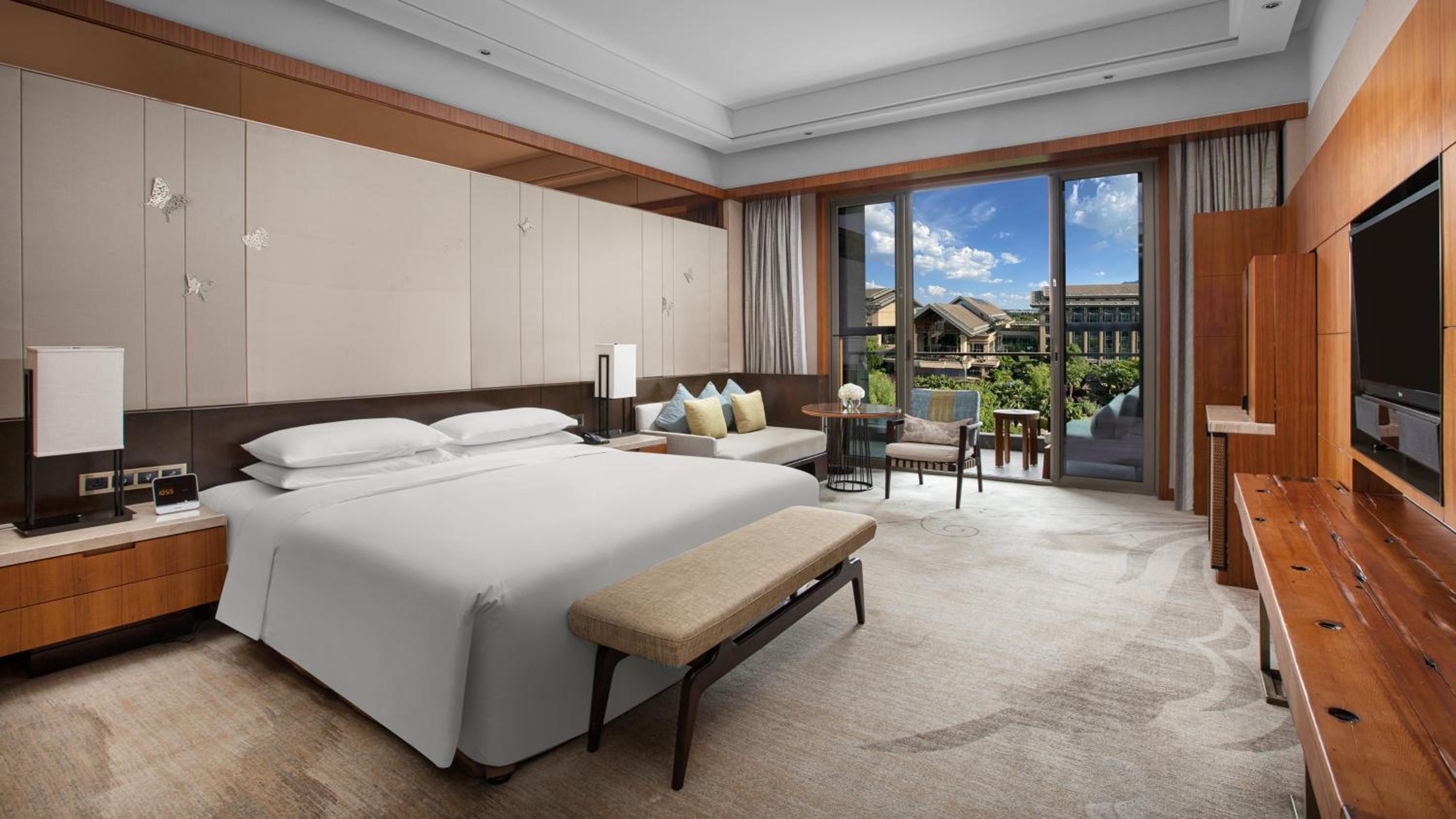 Premium King Room - Club Lounge Access thumbnail 6