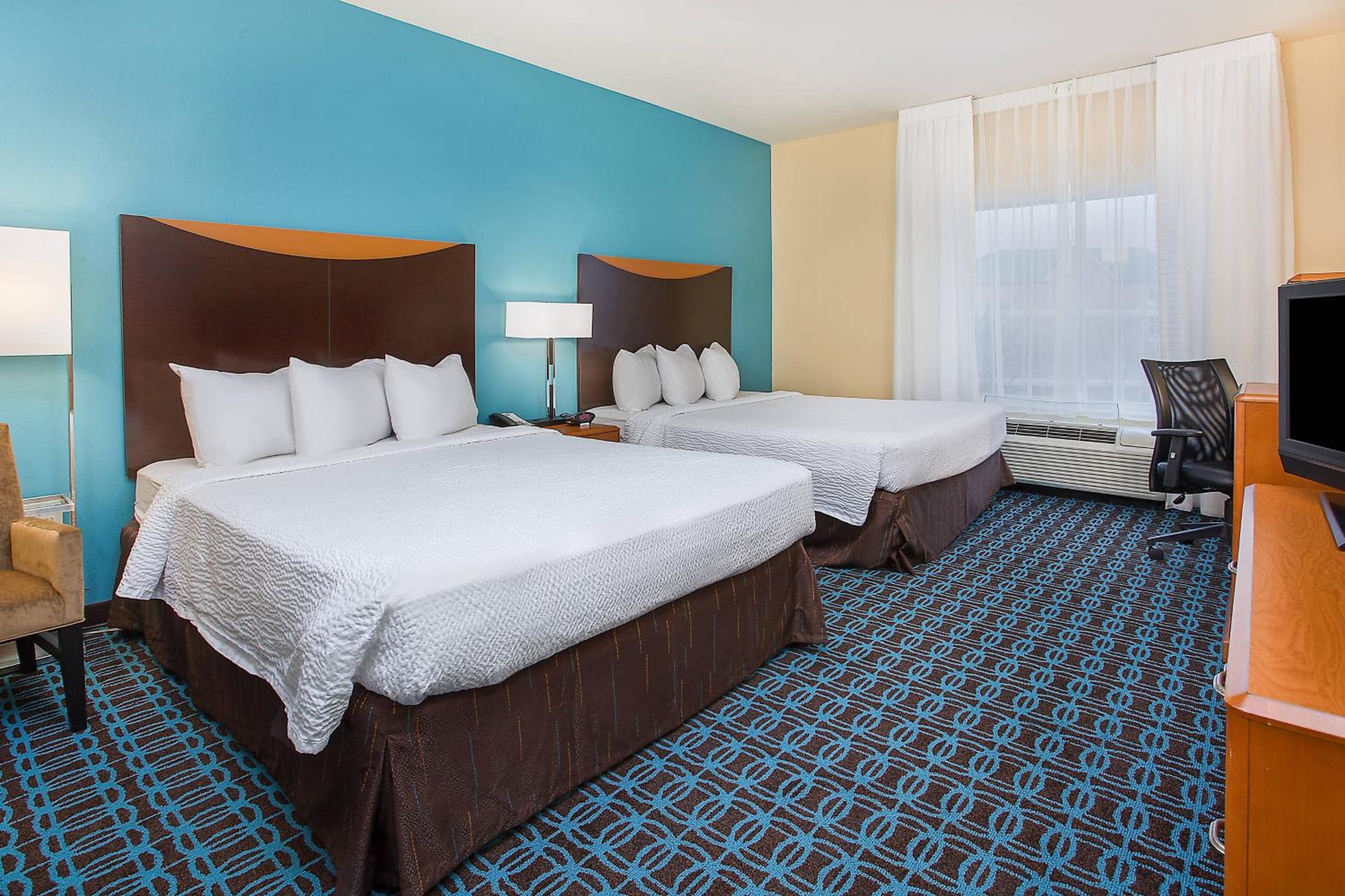 Queen Room with Two Queen Beds - Photo 4
