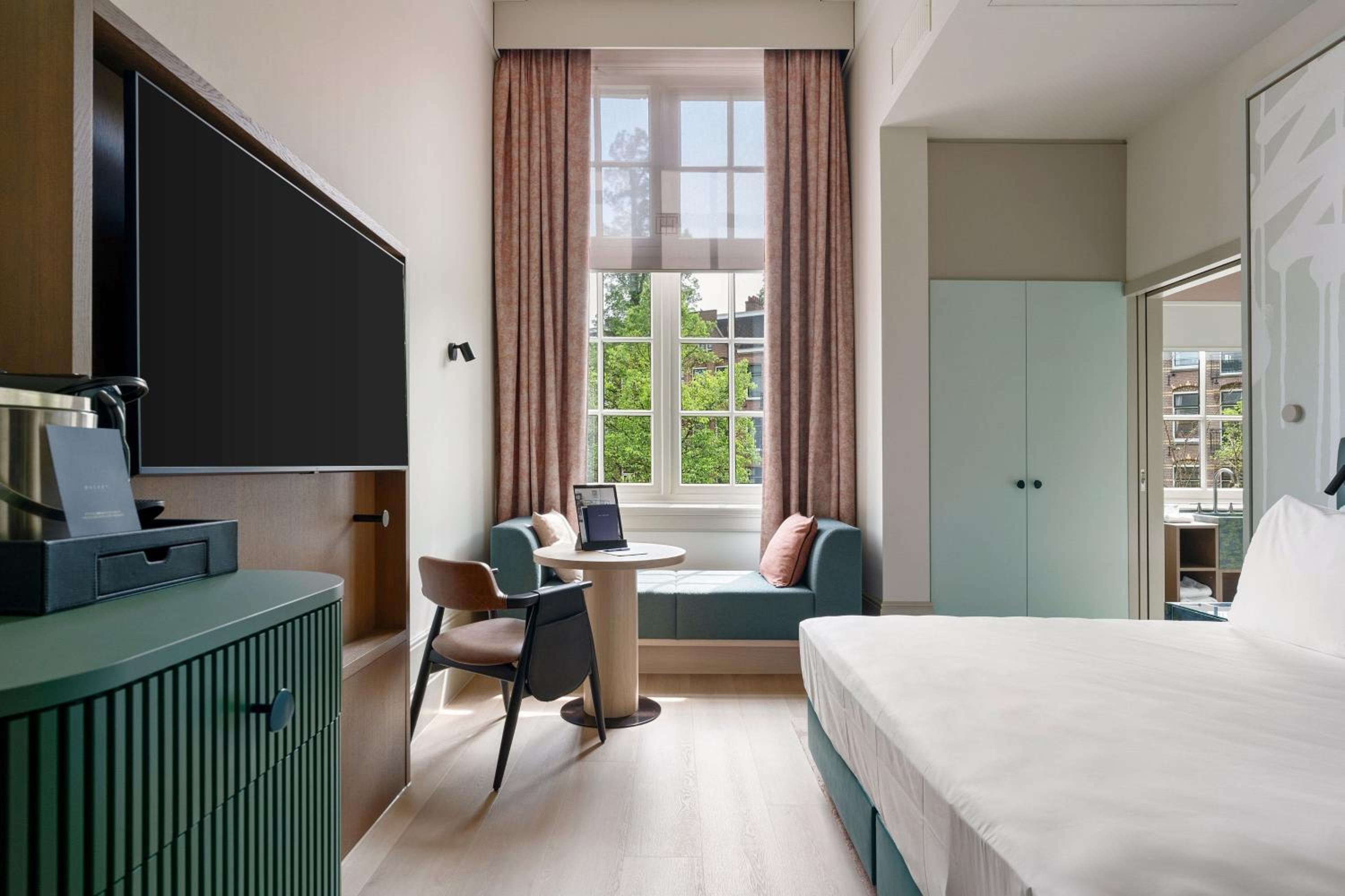 Deluxe Queen Room
