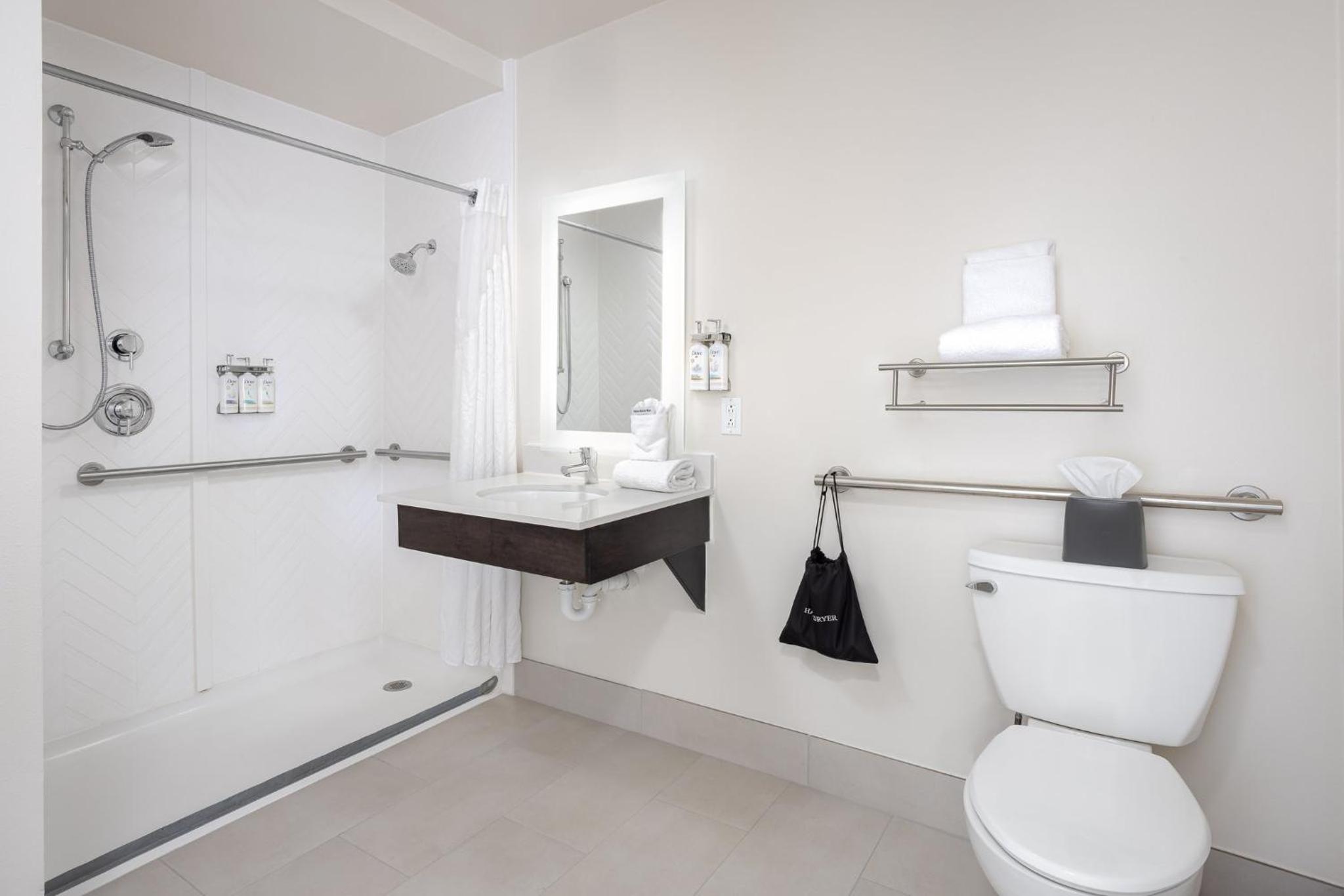 Standard Queen Room with Communications Accessible Roll-In Shower photo 3