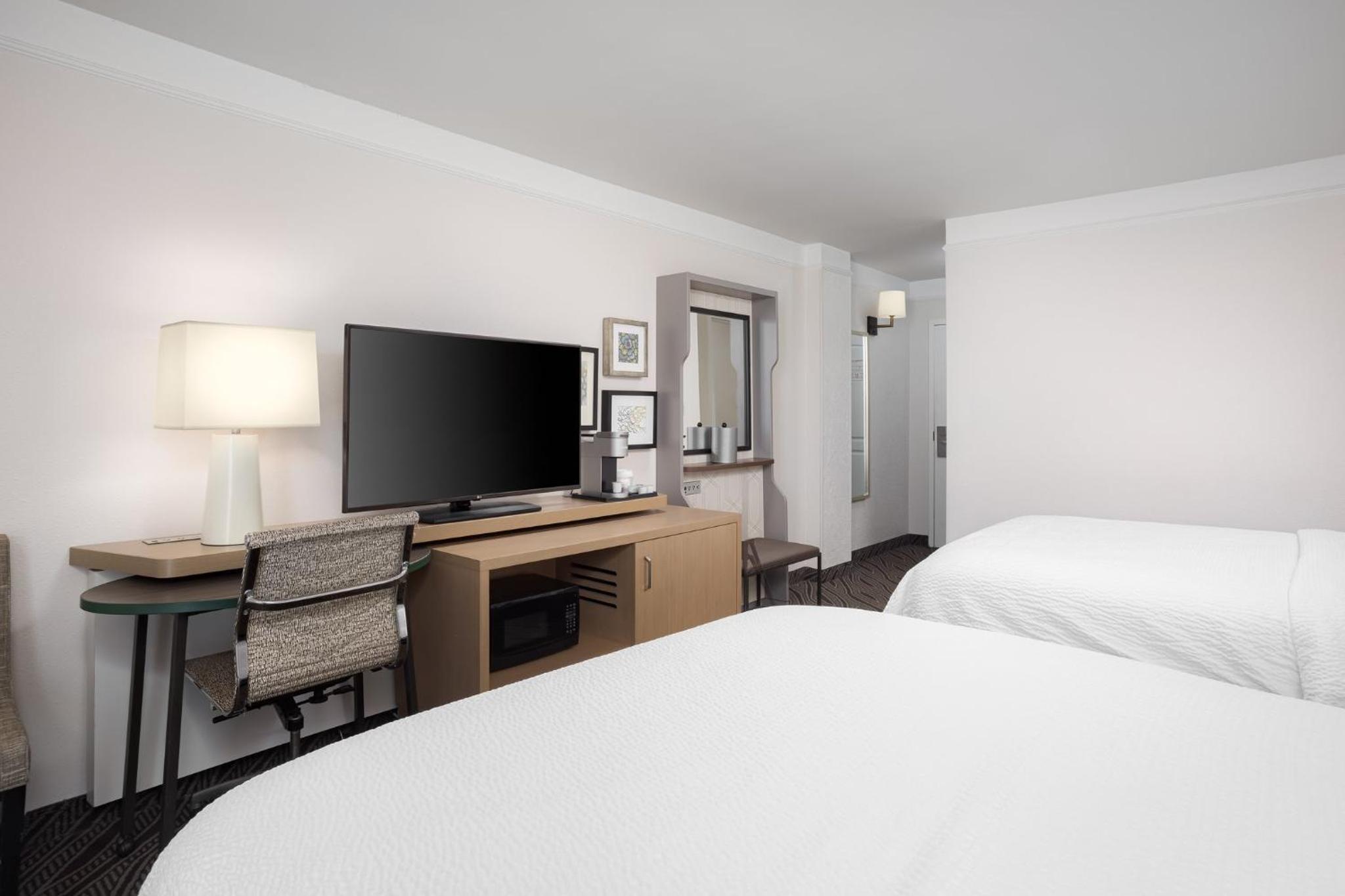 Standard Queen Room with Two Queen Beds and Balcony photo 2