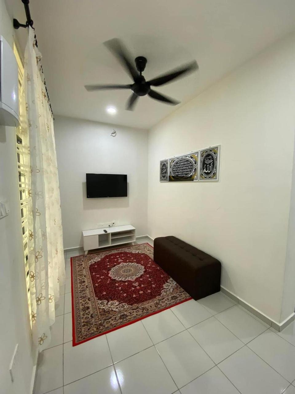Three-Bedroom House photo 3