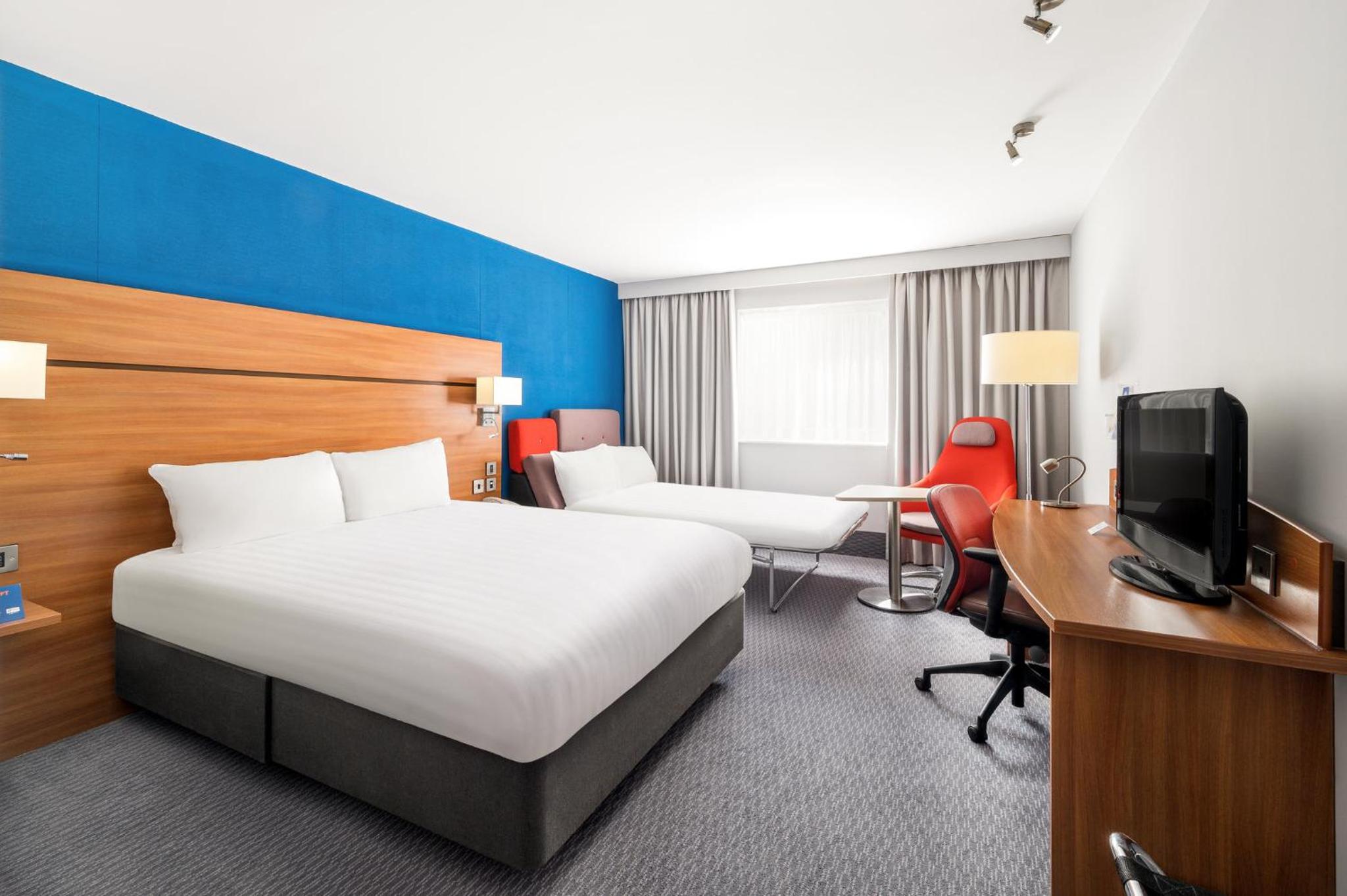 Standard Room with Free Hot Breakfast - Photo 5