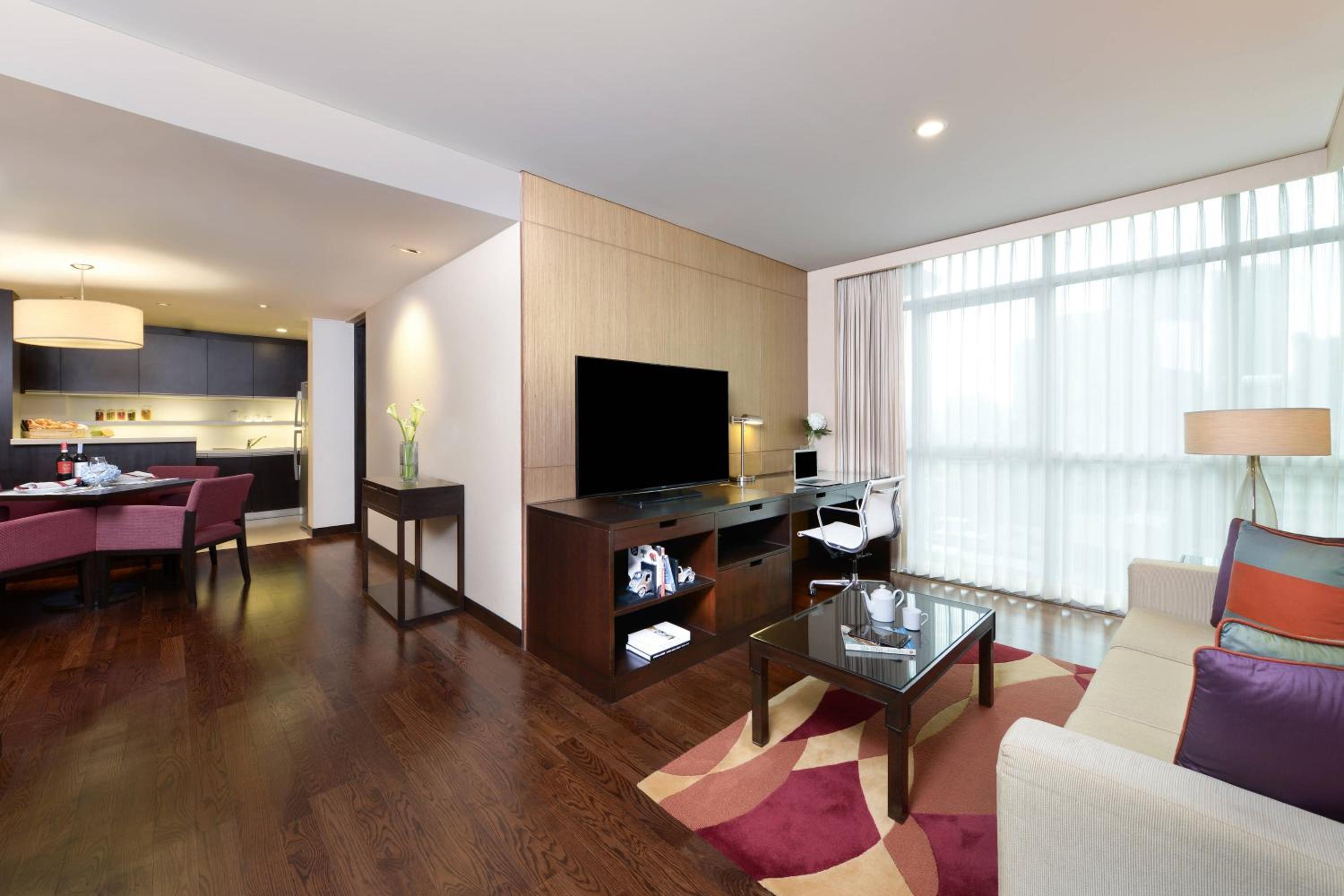 One-Bedroom King Suite with City View photo 3