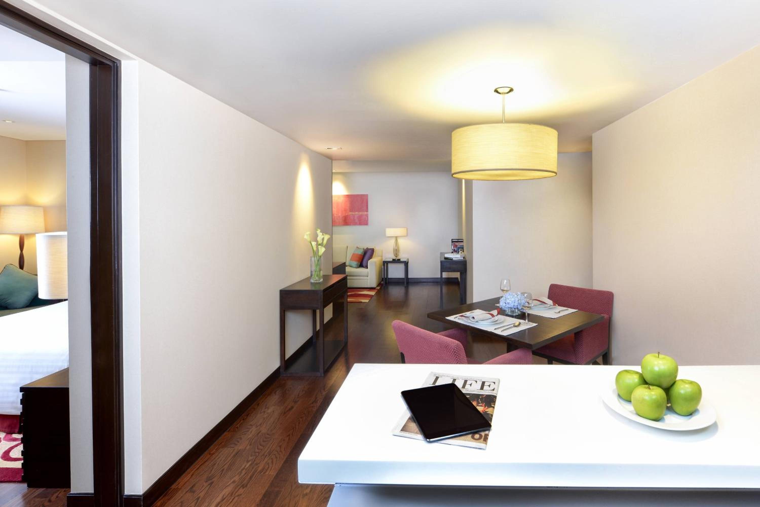 One-Bedroom King Suite with City View photo 2
