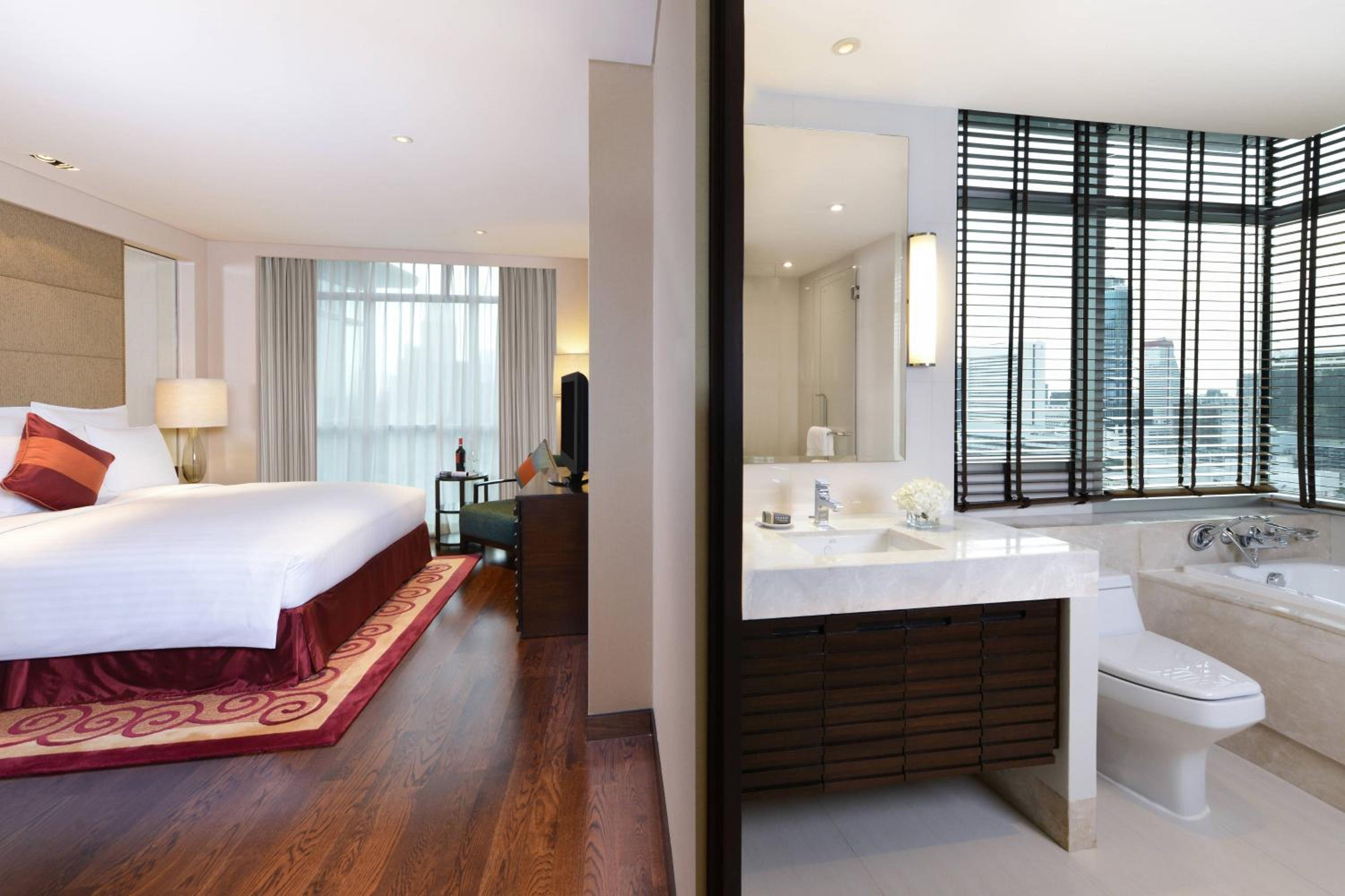 Three-Bedroom Executive Suite with City View photo 3