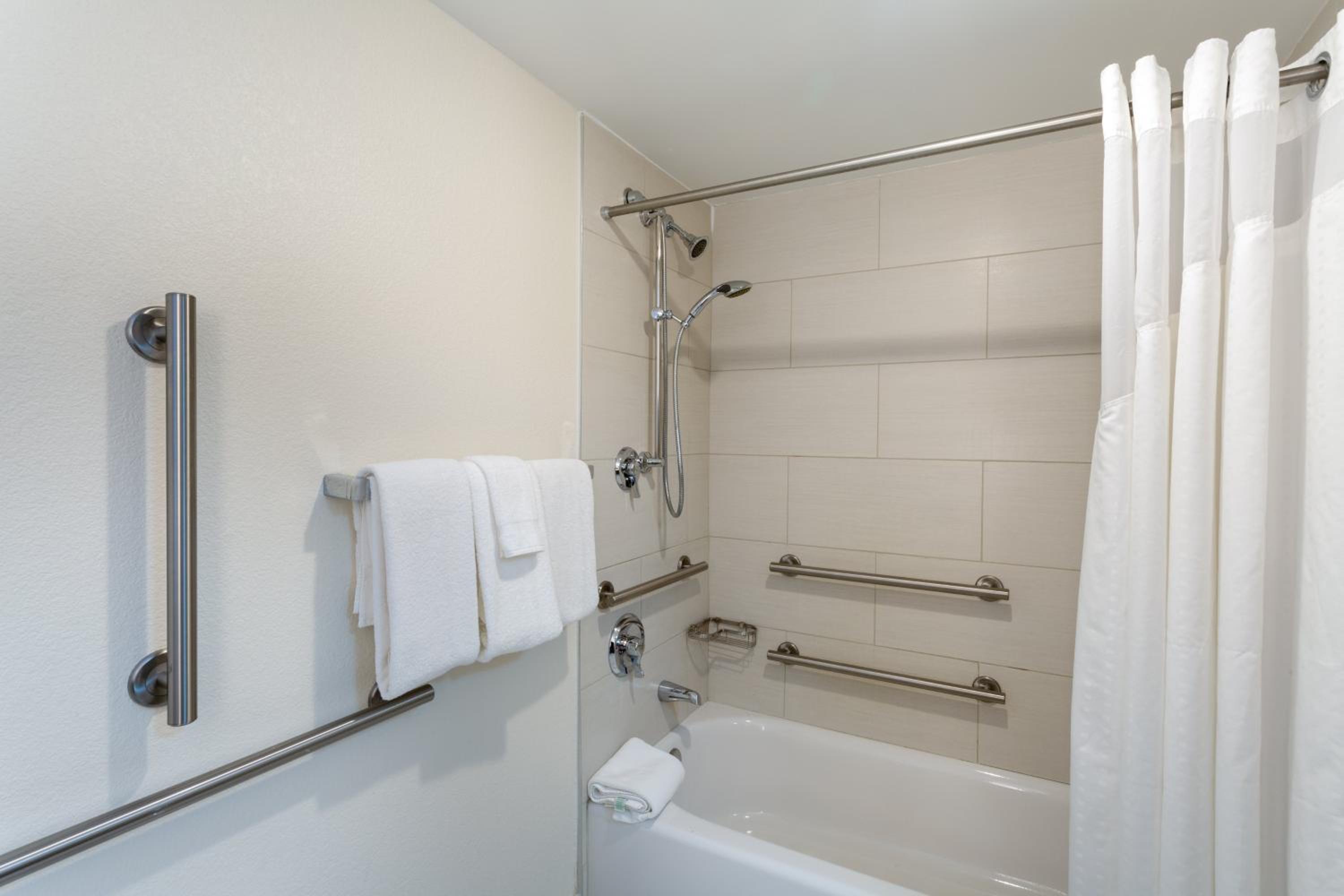 Standard King Room with Mobility Accessible Tub - Photo 2
