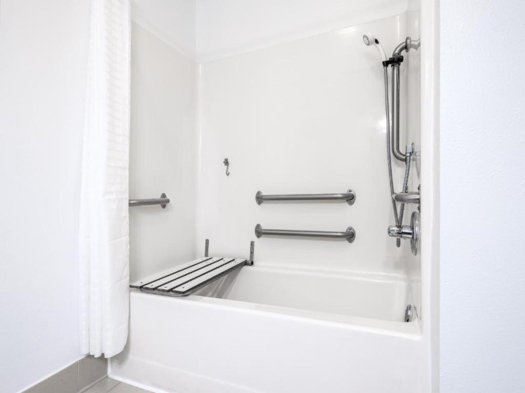 Queen Room - Disability Access/ Non-Smoking