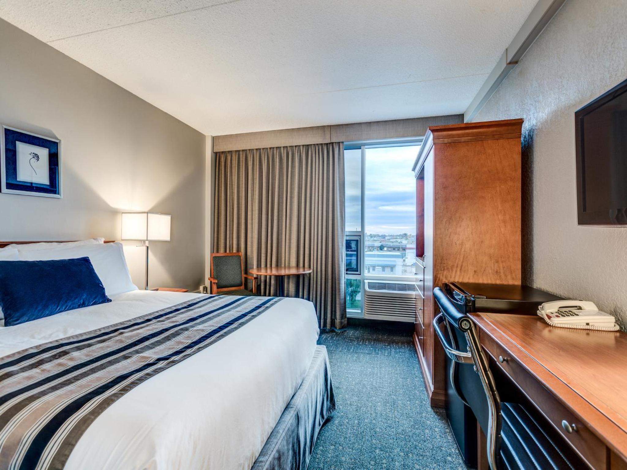 Deluxe Queen Room