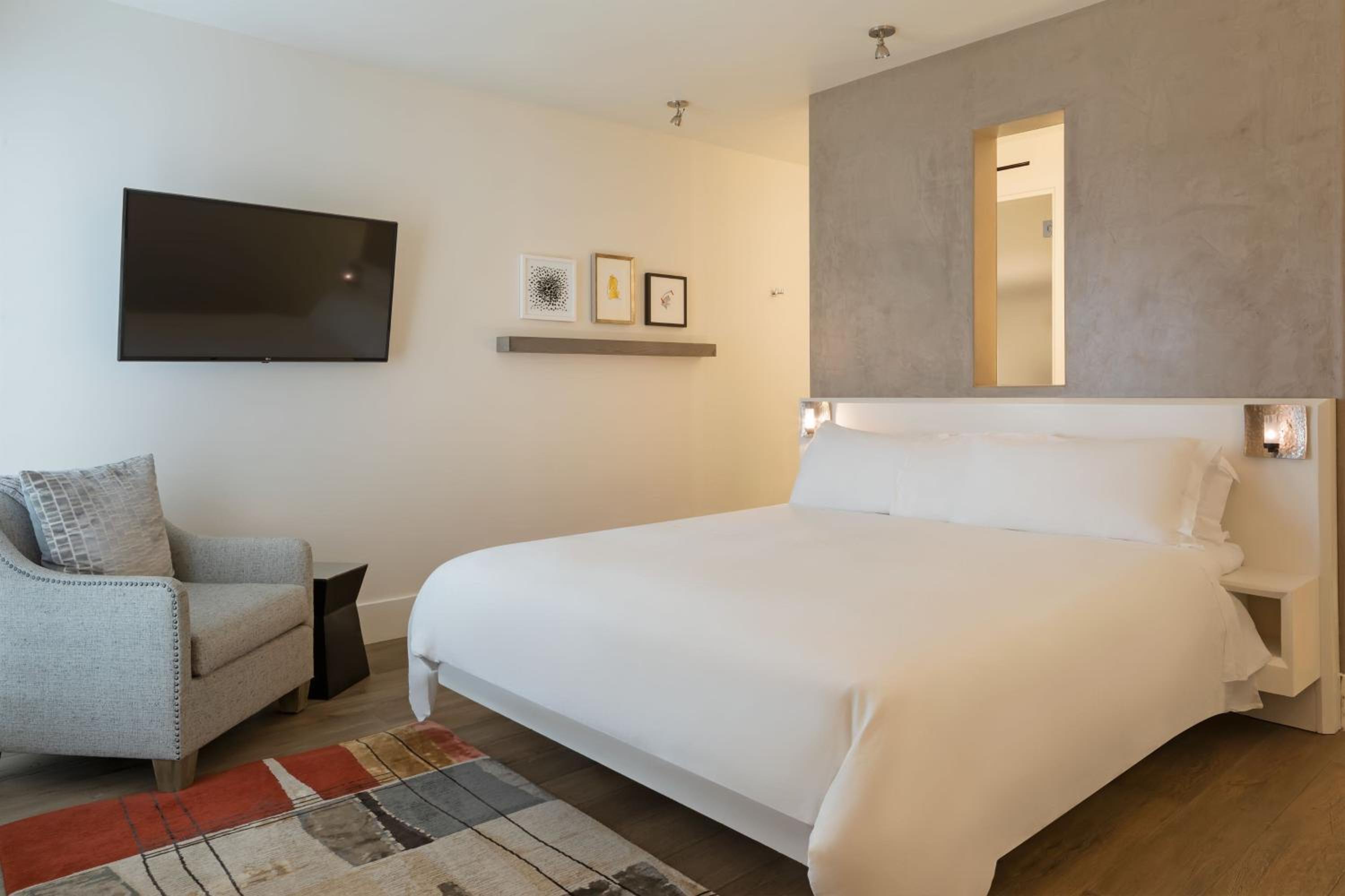 King Room with Balcony and City View - Photo 7