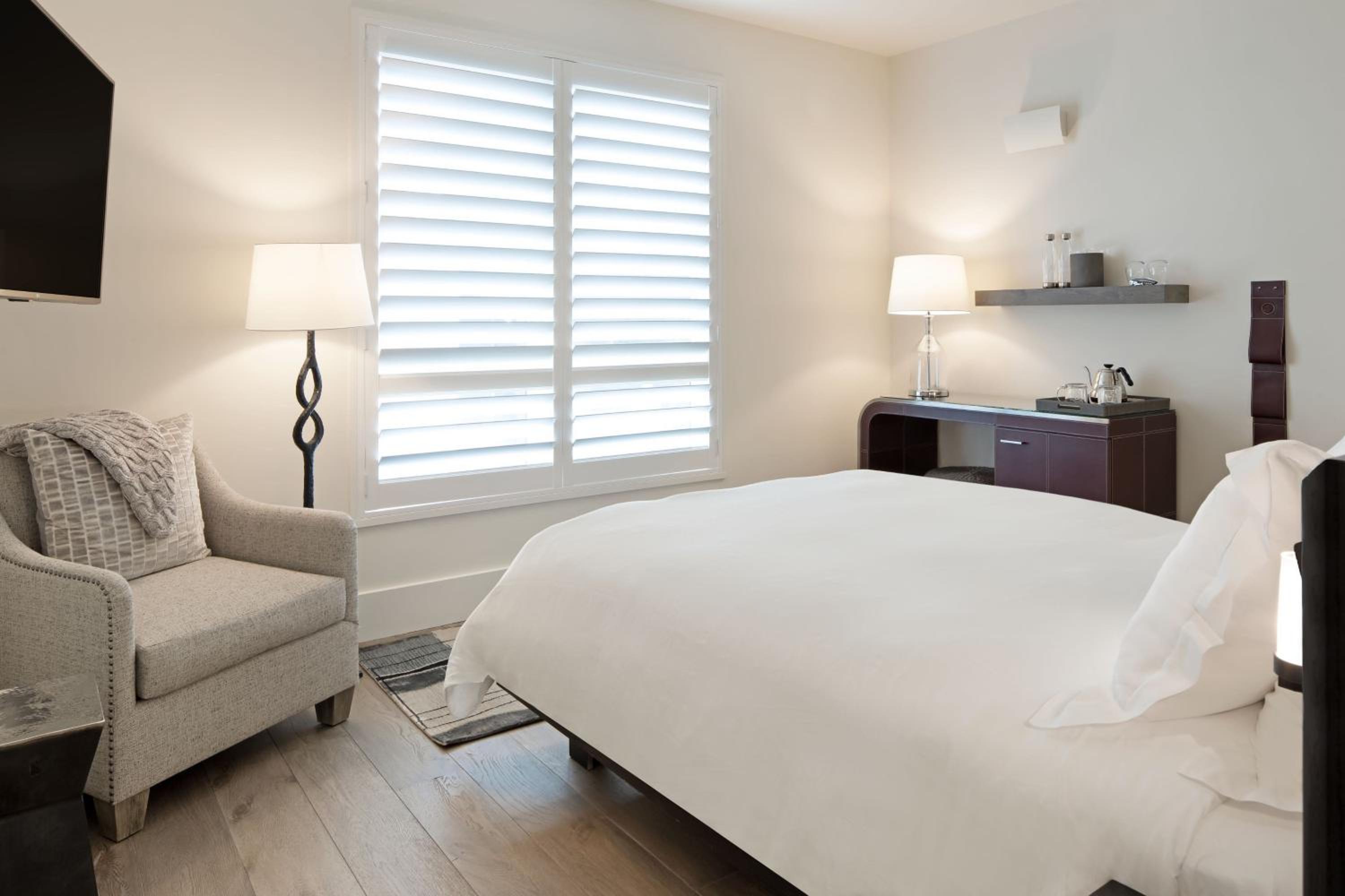 King Room with Balcony and City View - Photo 6