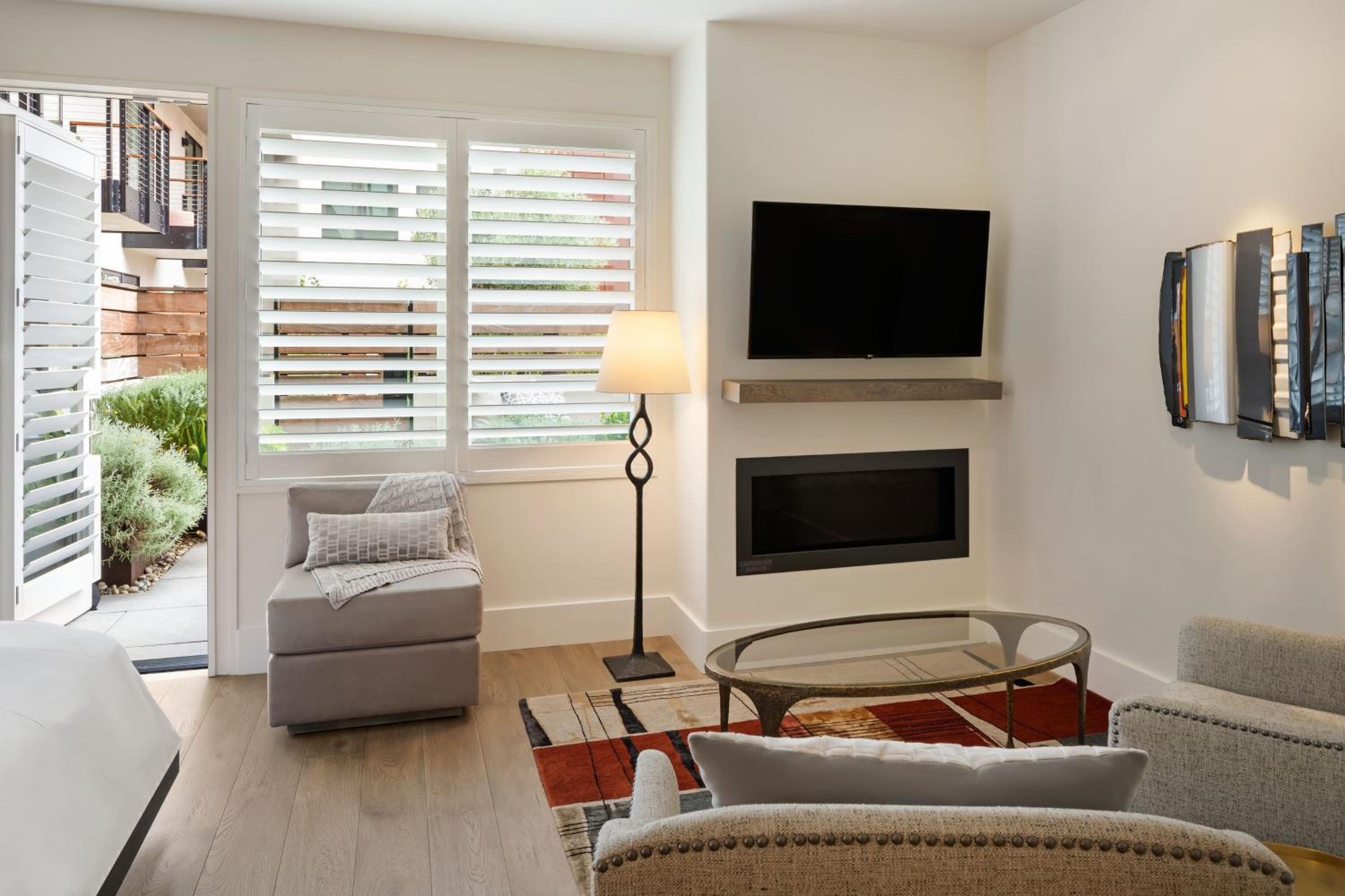King Room with Patio and Garden View - Photo 8