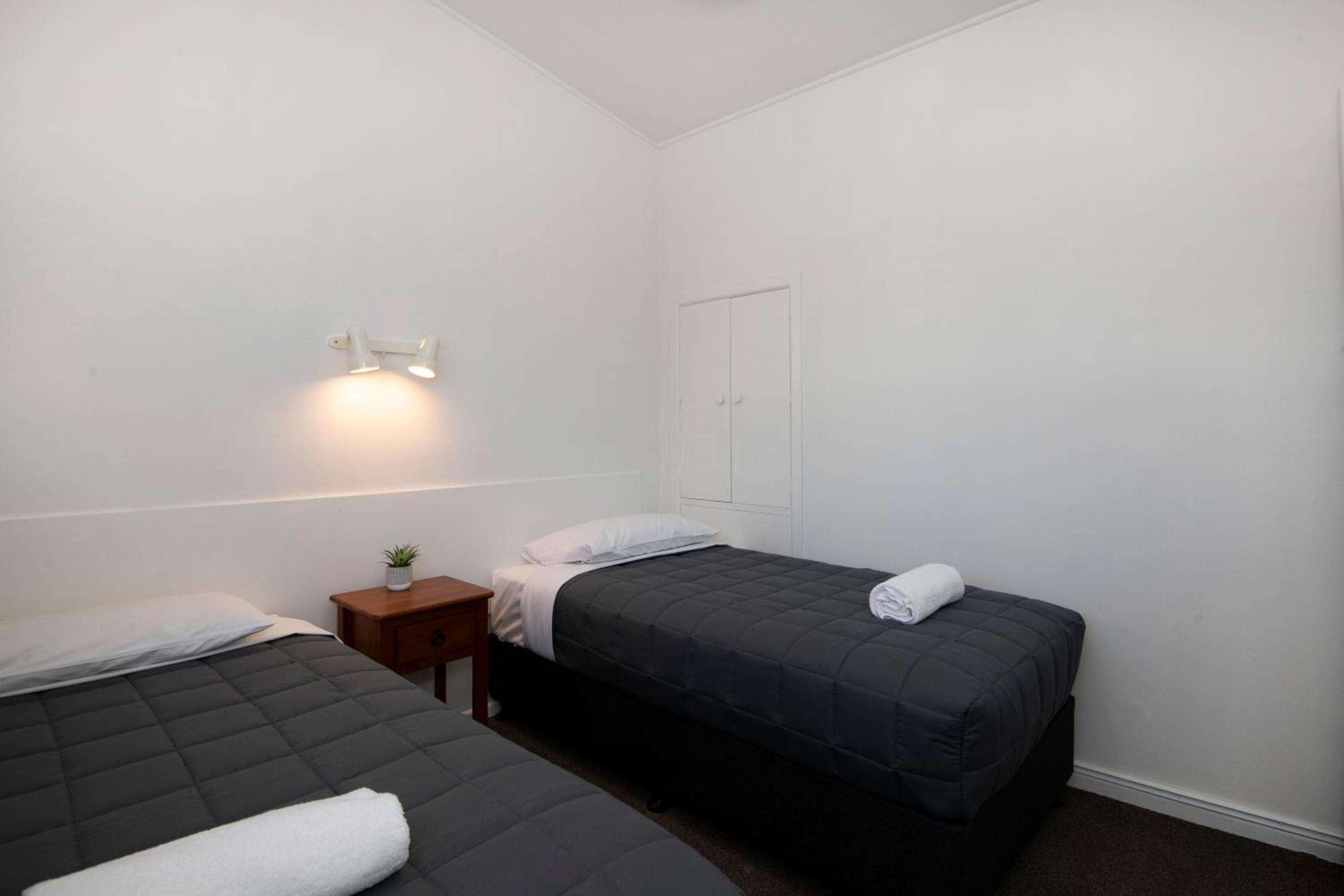 Large One-Bedroom Apartment - Photo 2
