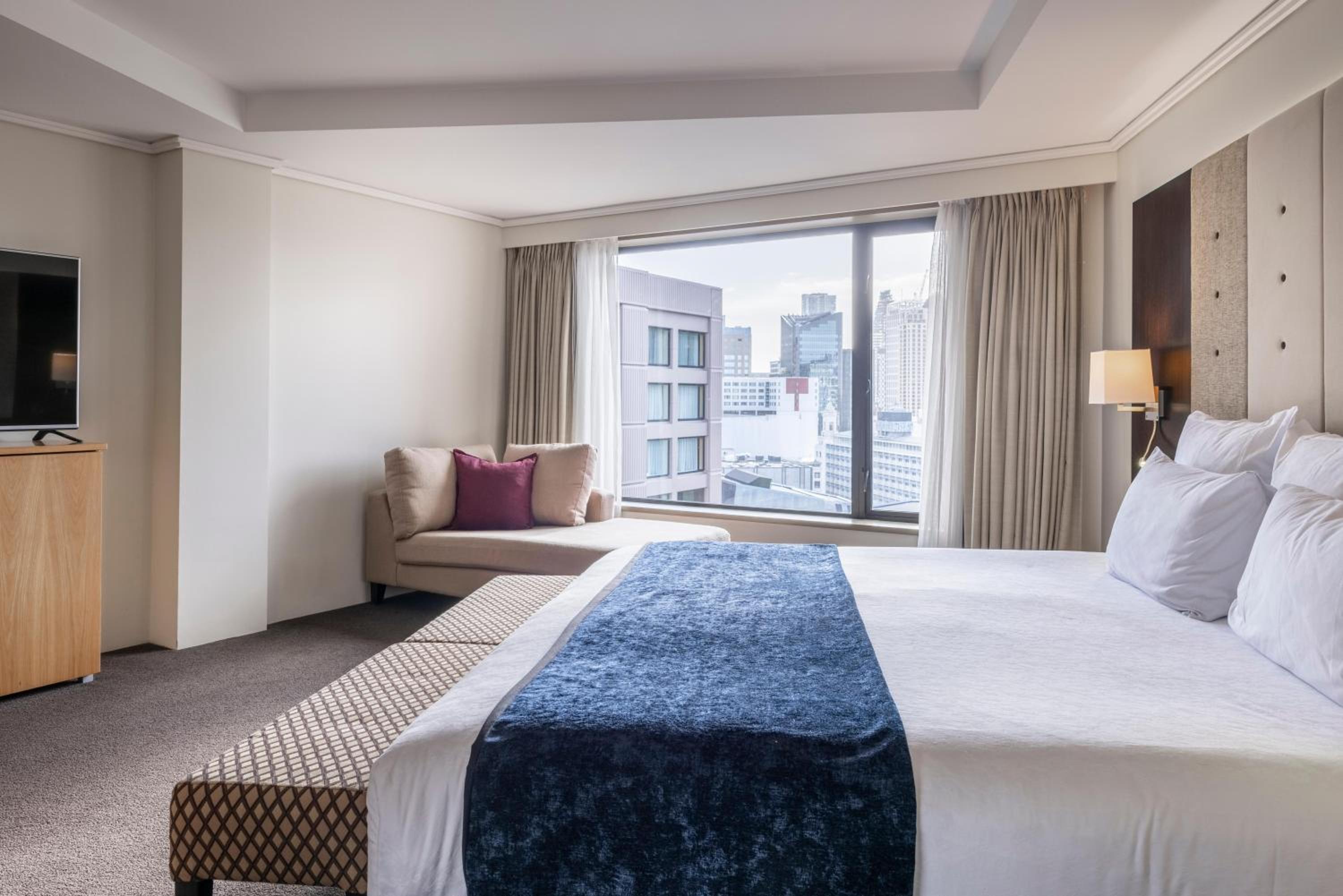 Junior King Suite with Balcony and Club Lounge Access - Photo 5