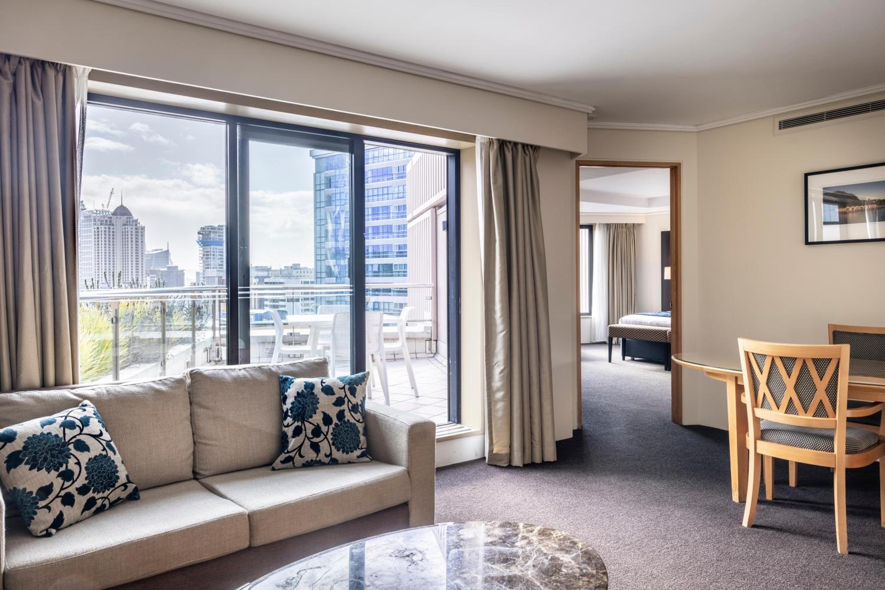 Junior King Suite with Balcony and Club Lounge Access - Photo 7
