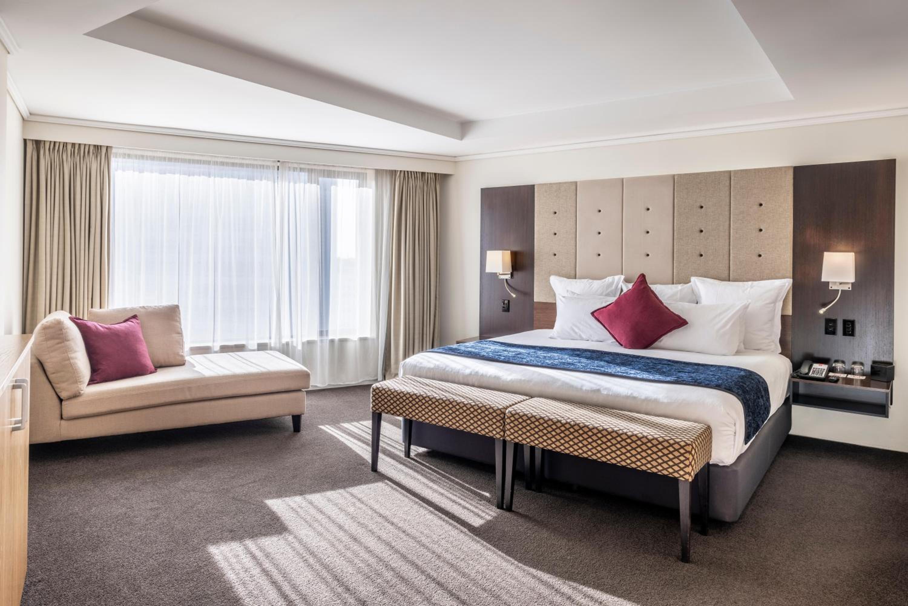 Junior King Suite with Balcony and Club Lounge Access - Photo 1