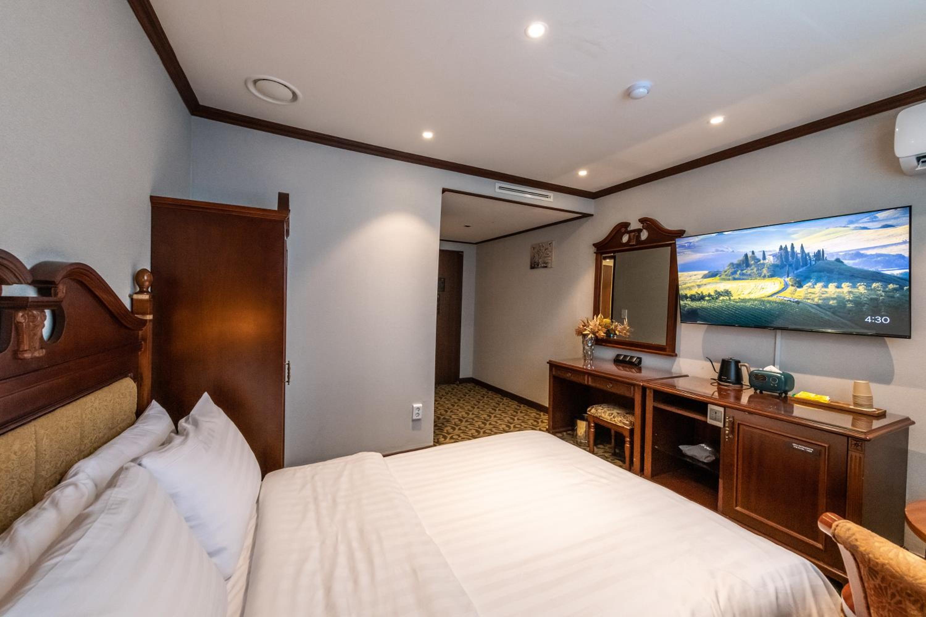Double Room - Photo 7