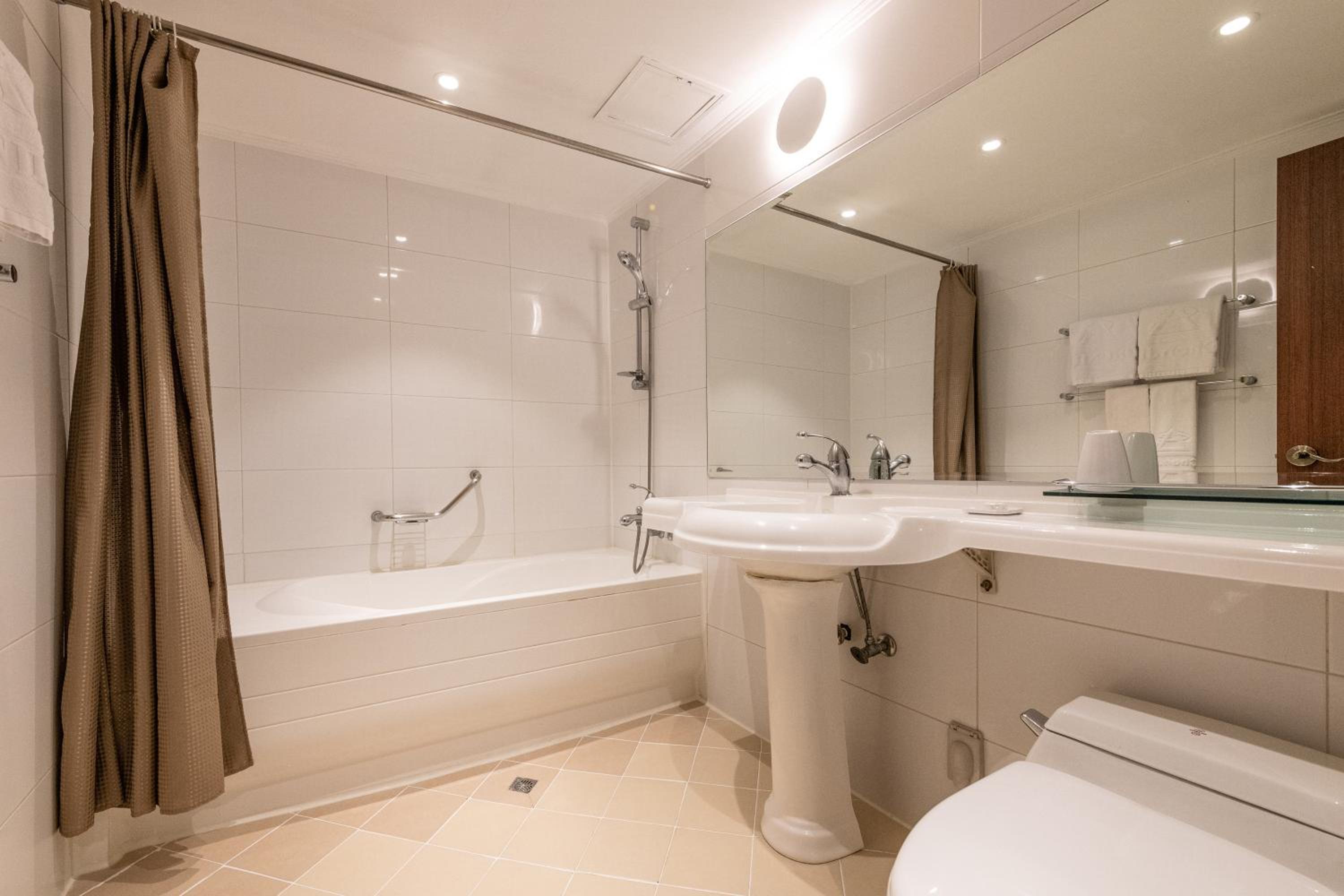 Twin Room - Photo 18