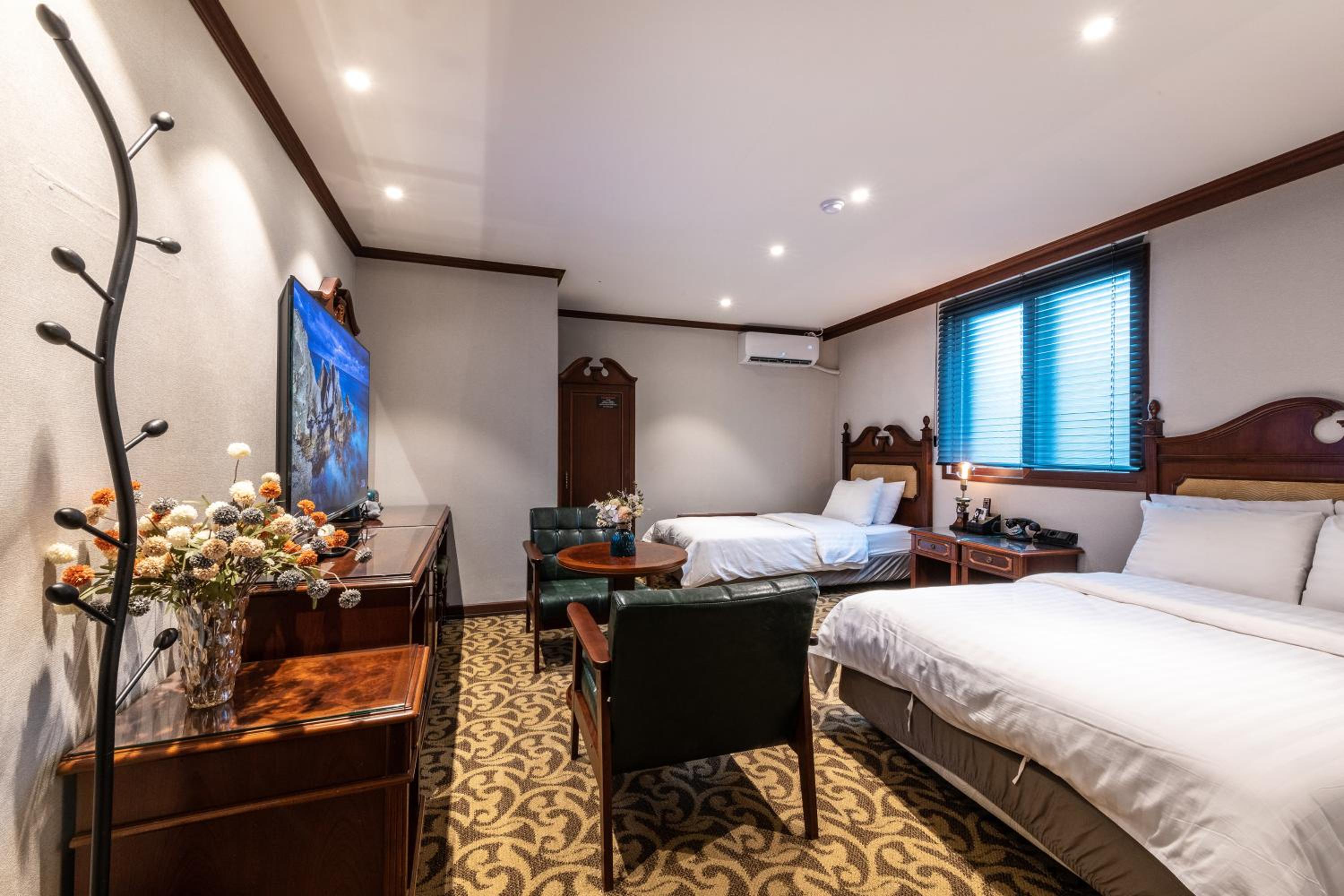 Twin Room - Photo 8