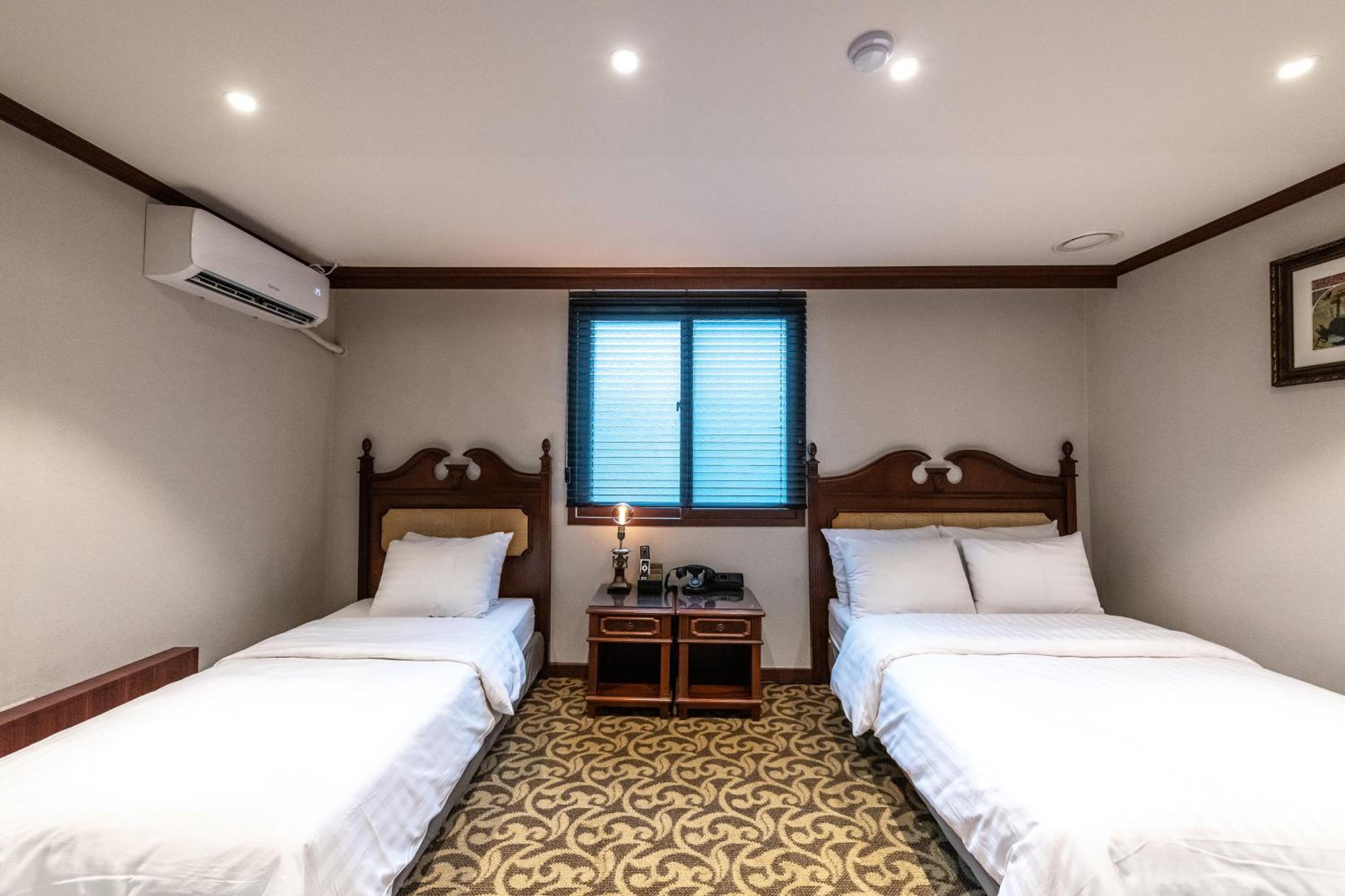 Twin Room - Photo 10