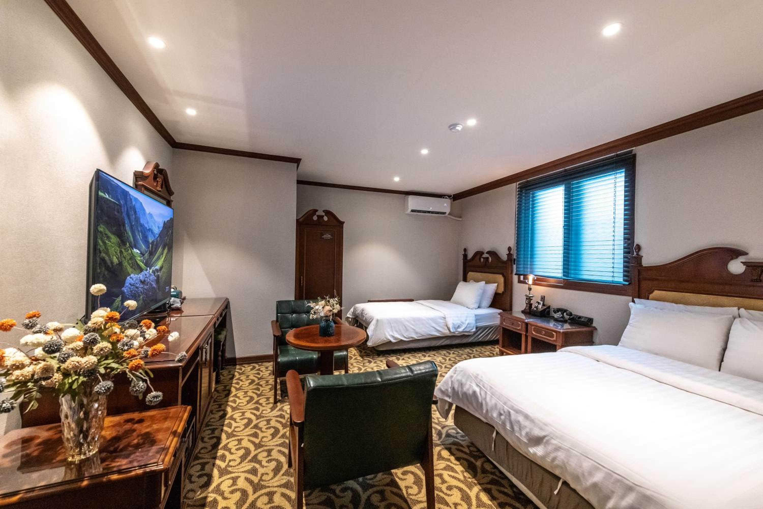 Twin Room - Photo 9