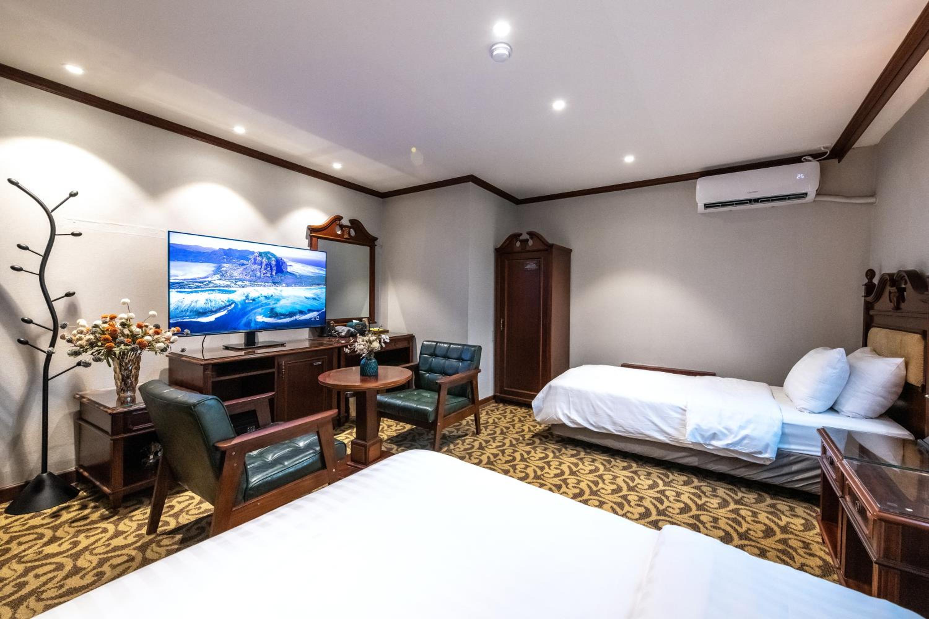 Twin Room - Photo 17