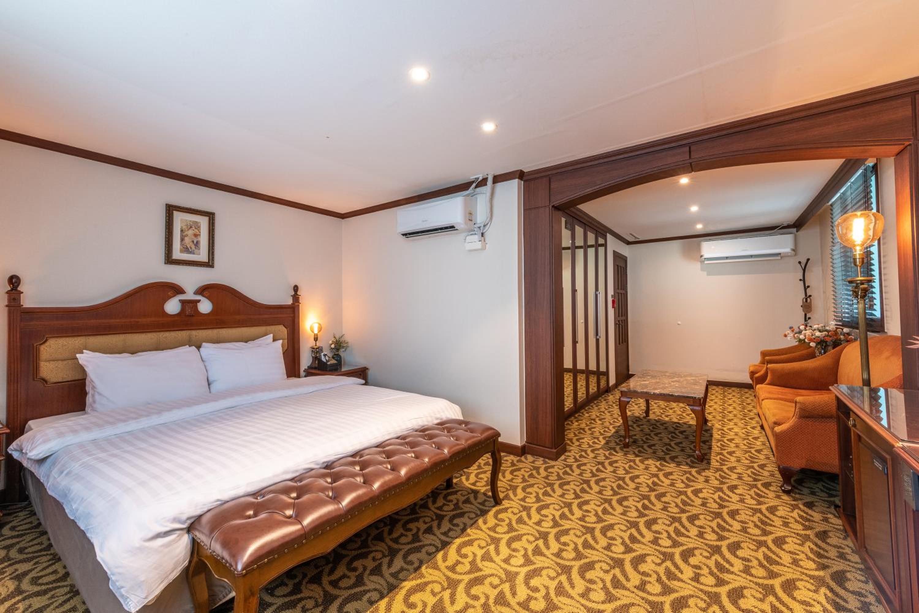 Suite - Photo 1