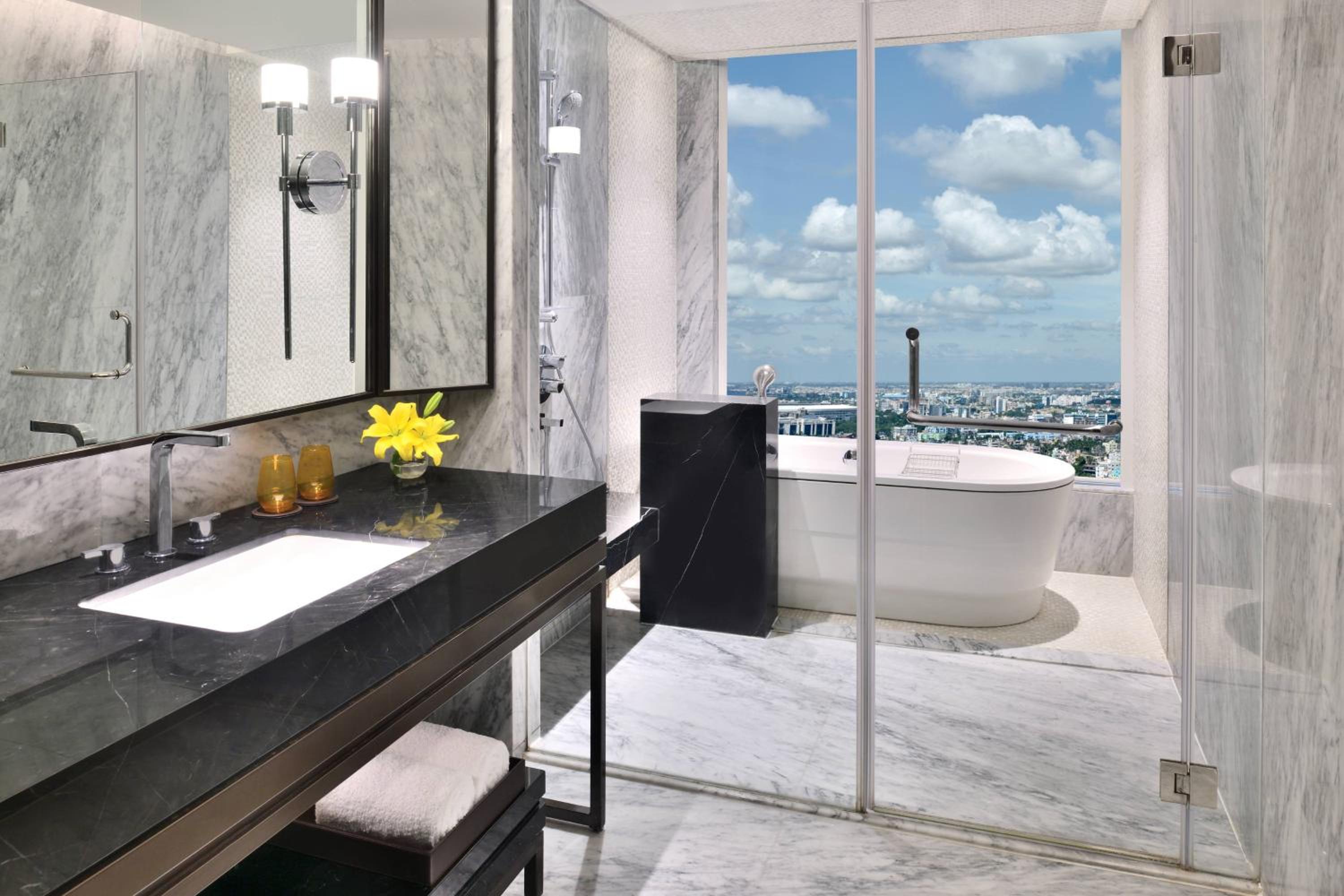 Deluxe Suite with Executive Lounge Access & Two way Airport Transfer thumbnail 6
