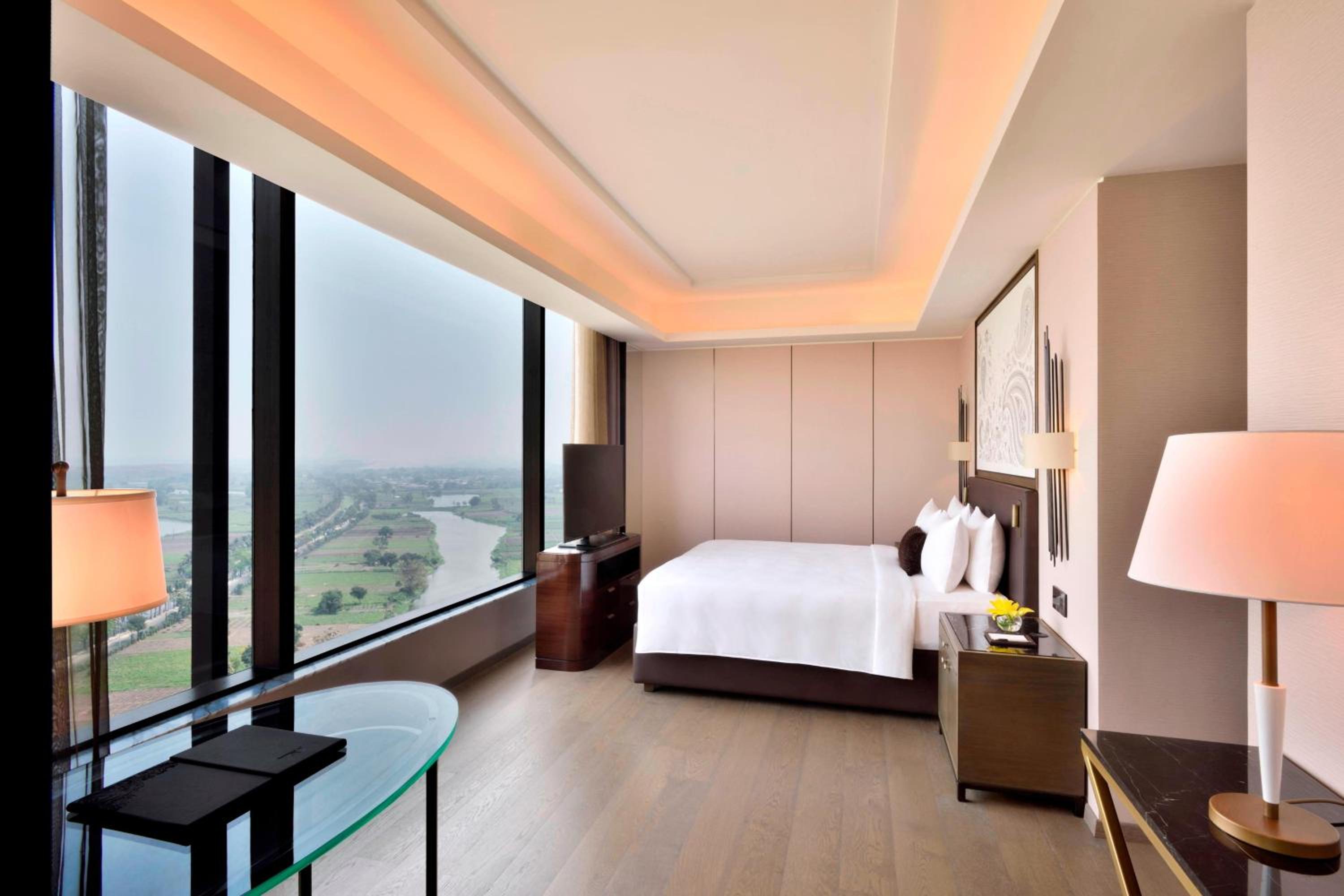Deluxe King Guest Room thumbnail 5