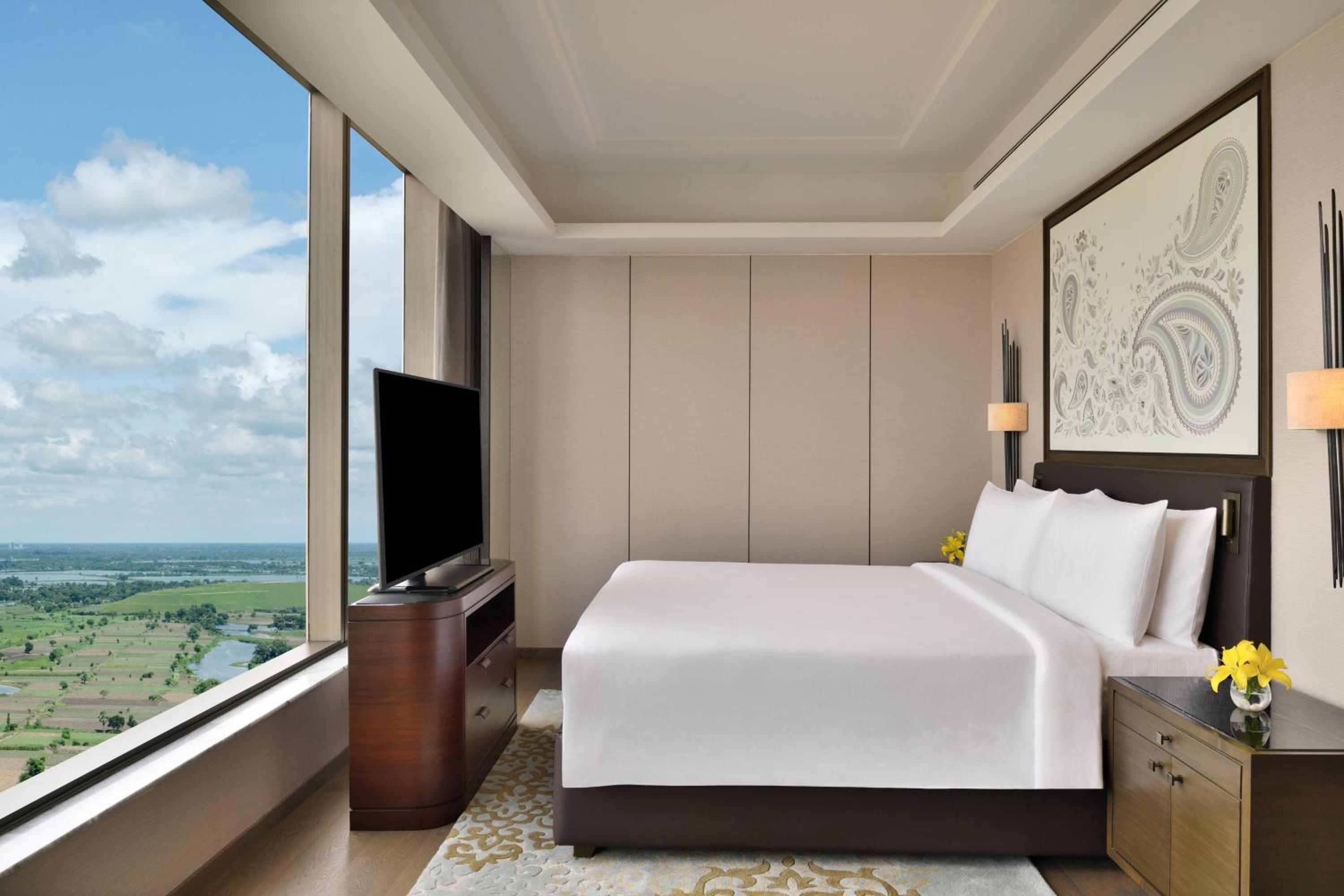 Executive Suite with Executive Lounge Access & Two way Airport Transfer