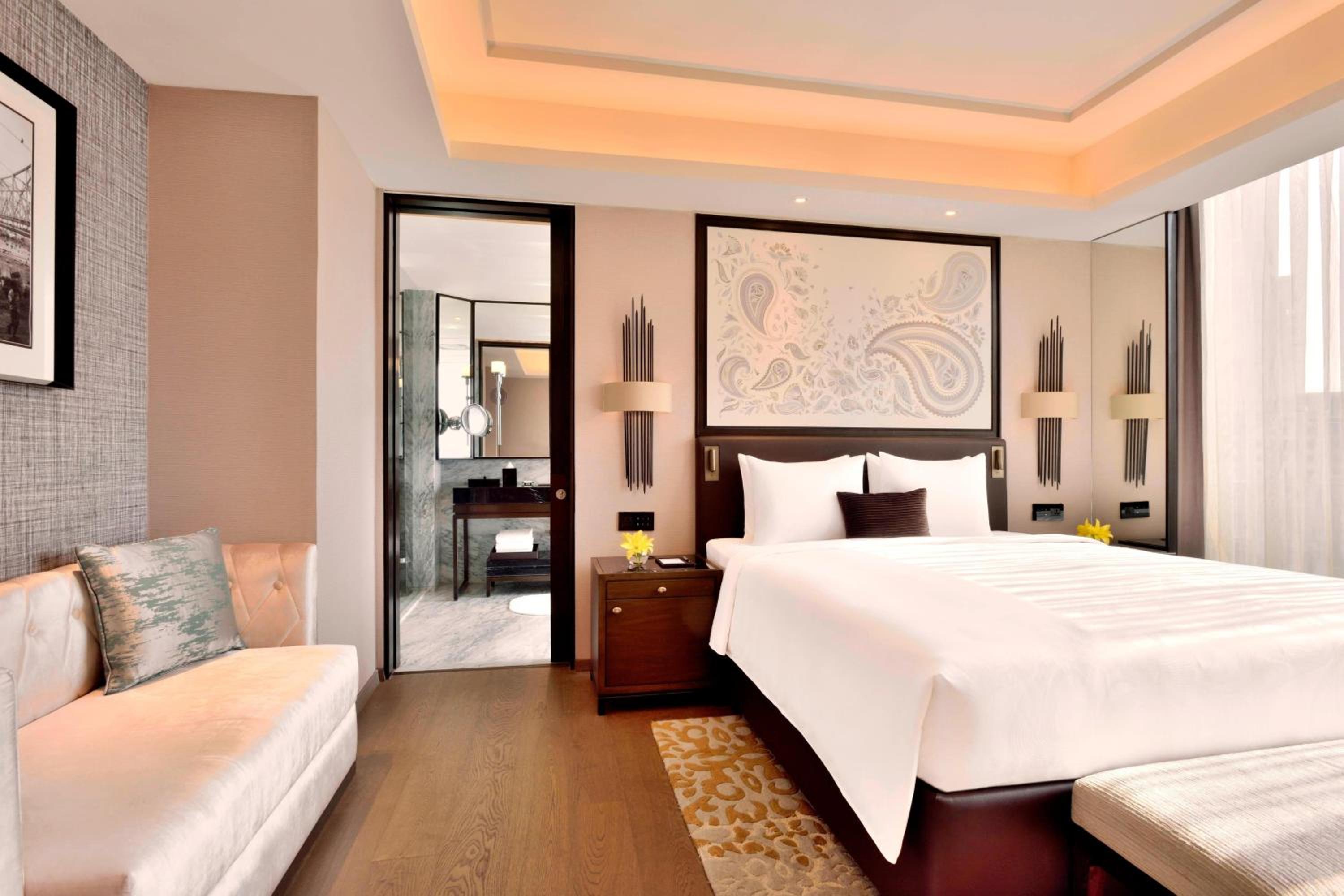 Deluxe Suite with Executive Lounge Access & Two way Airport Transfer