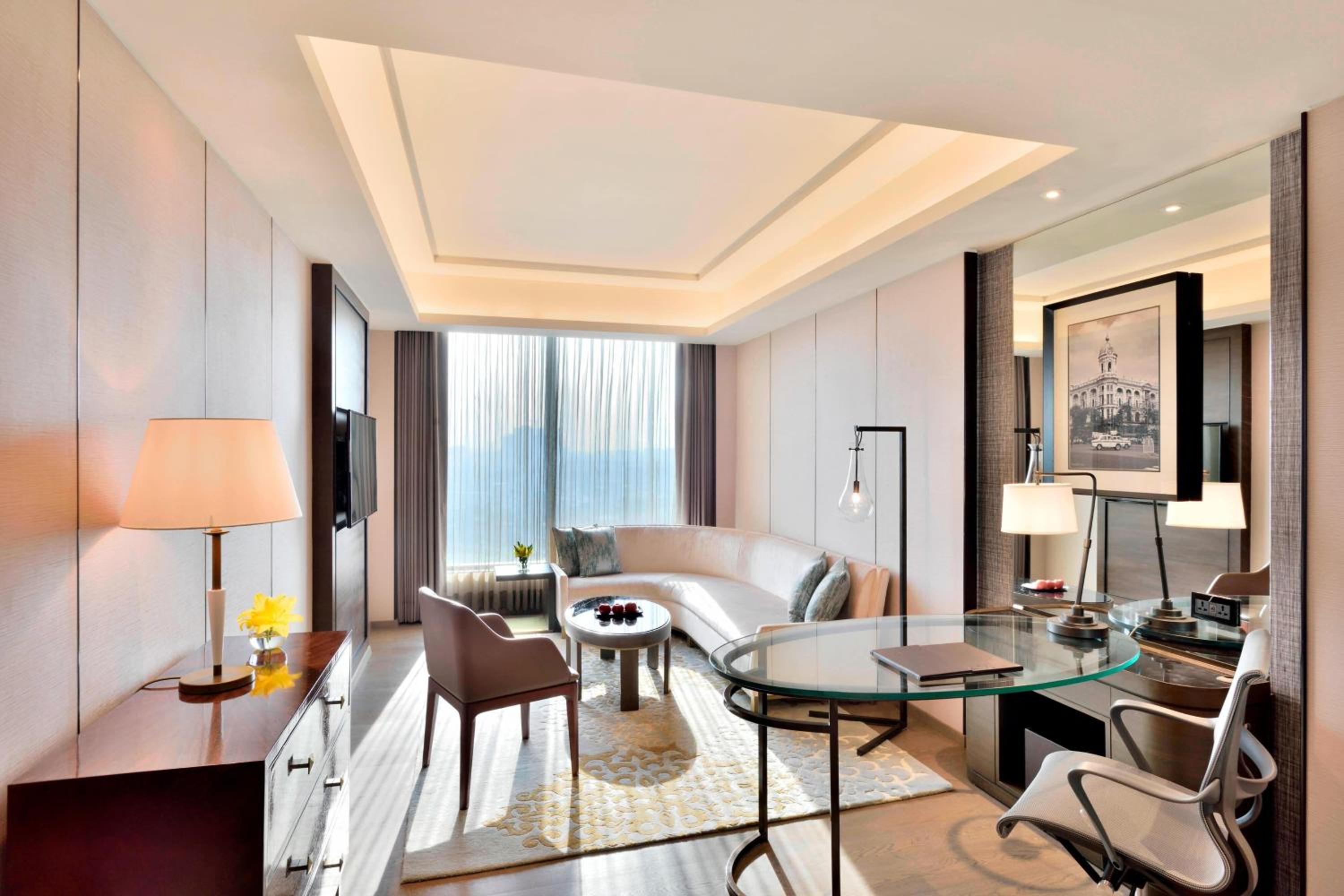 Executive Suite with Executive Lounge Access & Two way Airport Transfer thumbnail 5