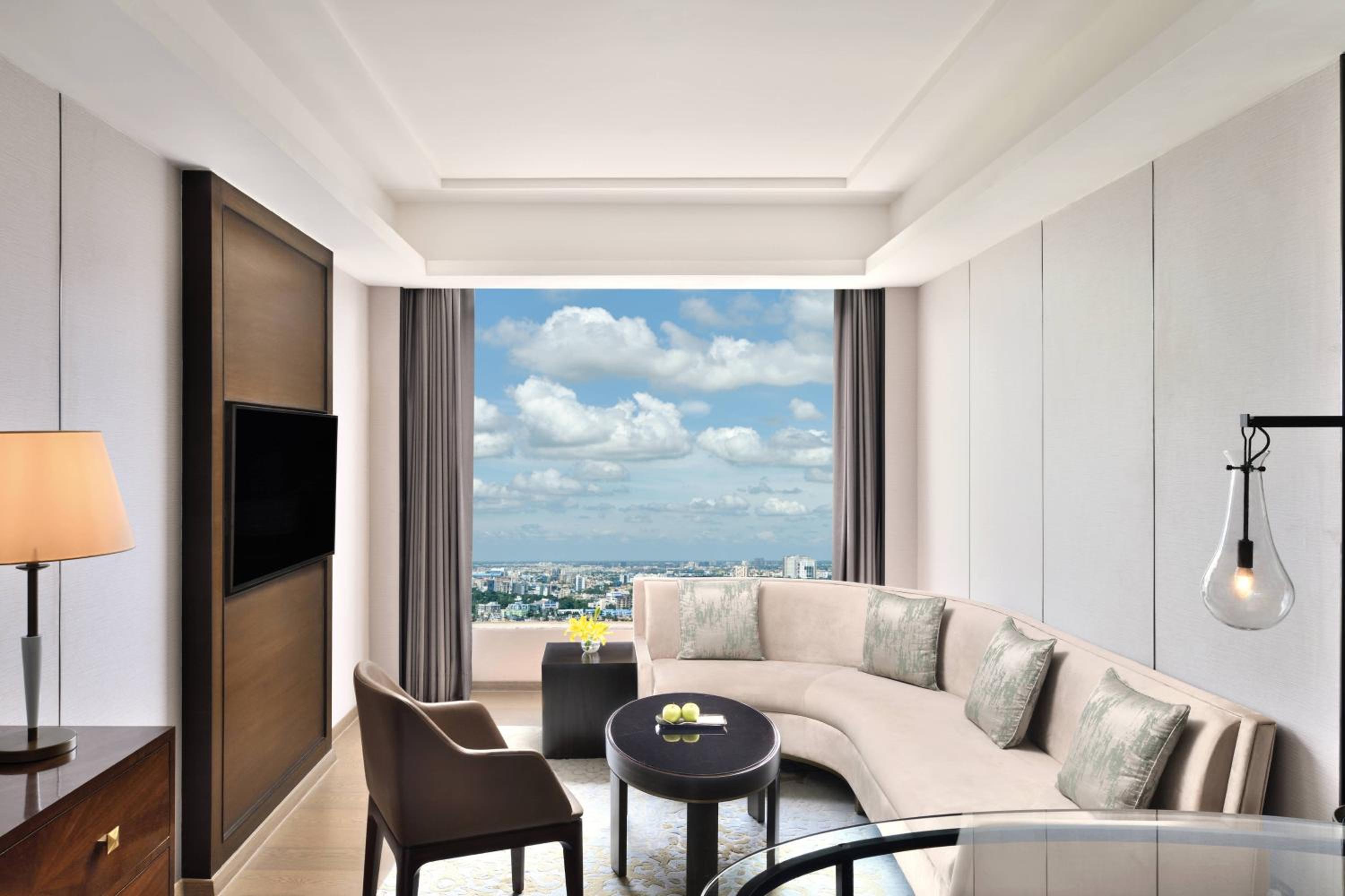 Executive Suite with Executive Lounge Access & Two way Airport Transfer thumbnail 6