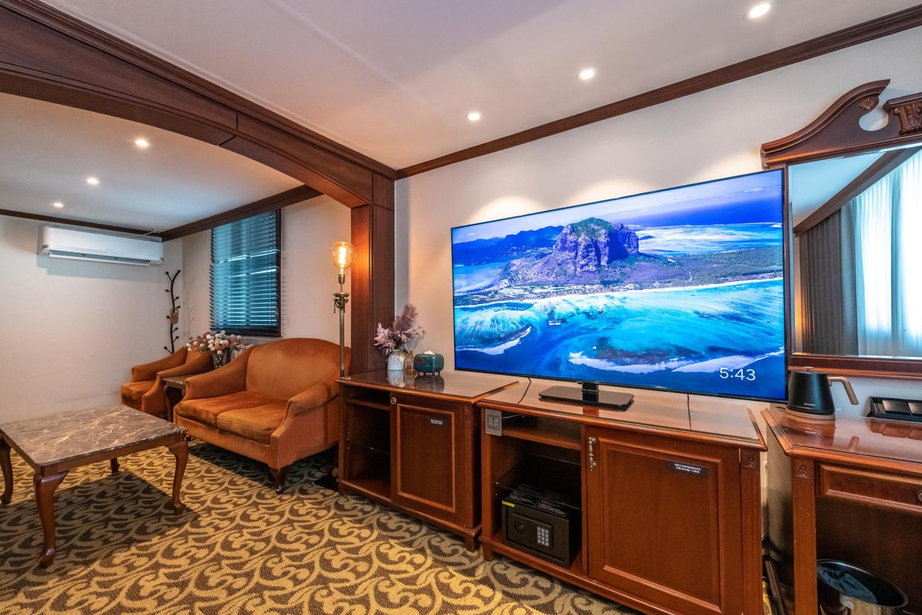 Suite - Photo 9