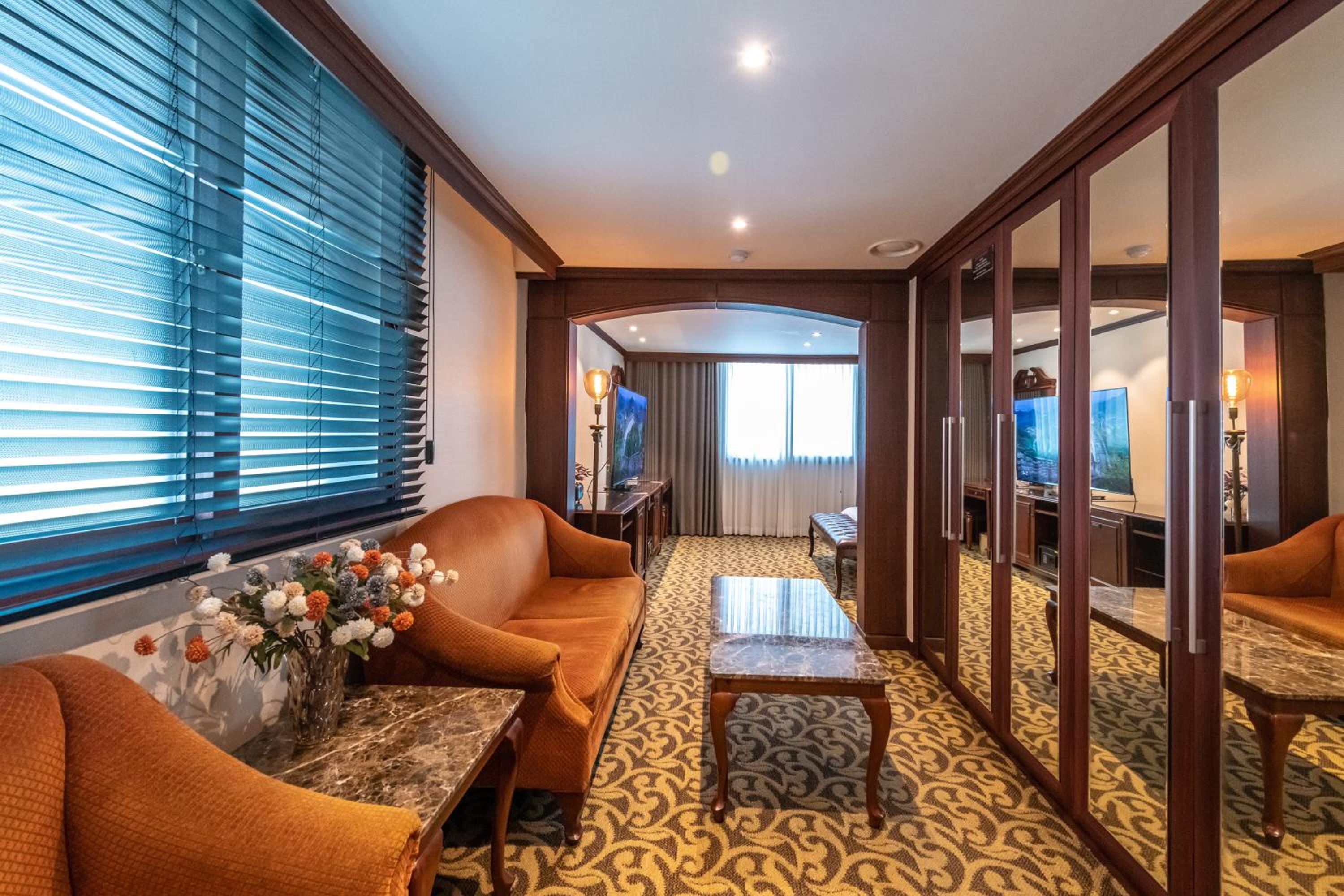 Suite - Photo 10
