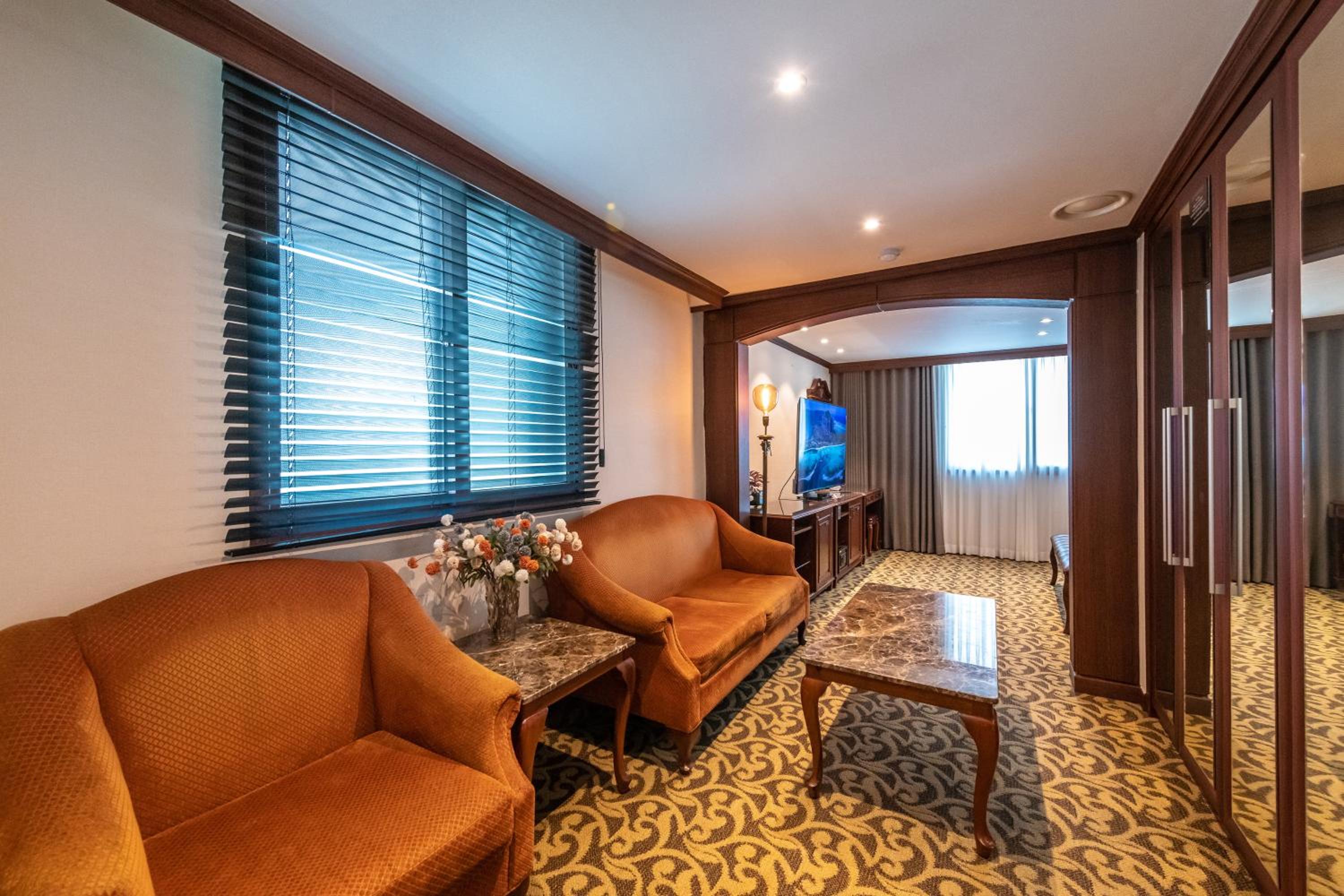 Suite - Photo 11