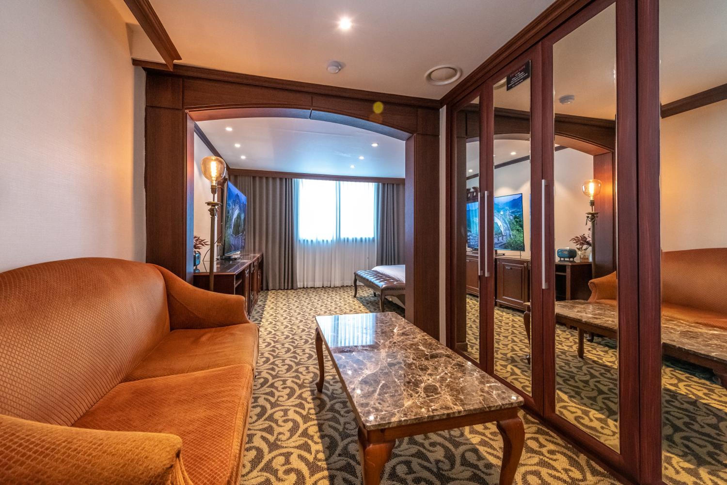 Suite - Photo 12