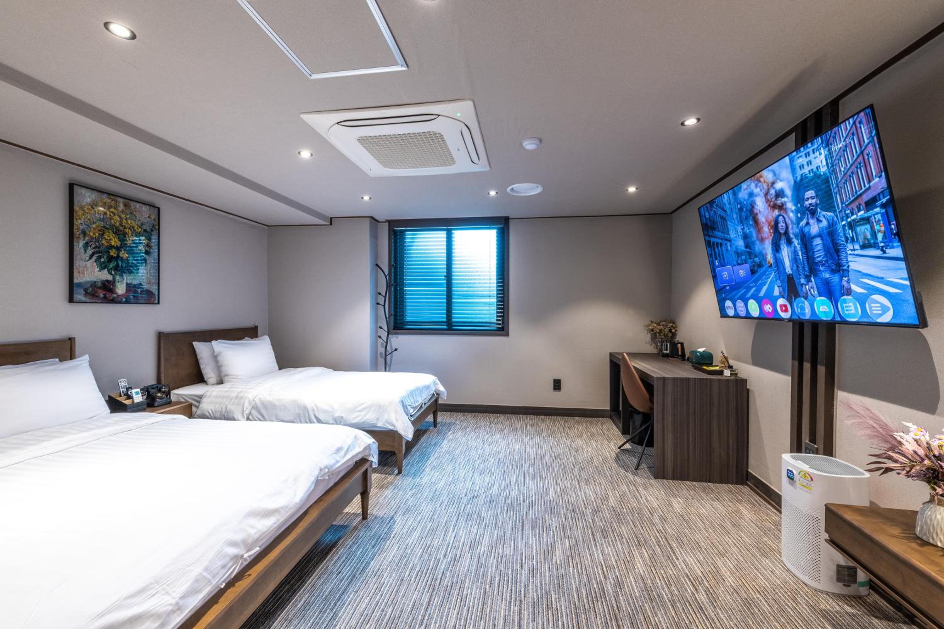 Suite - Photo 15