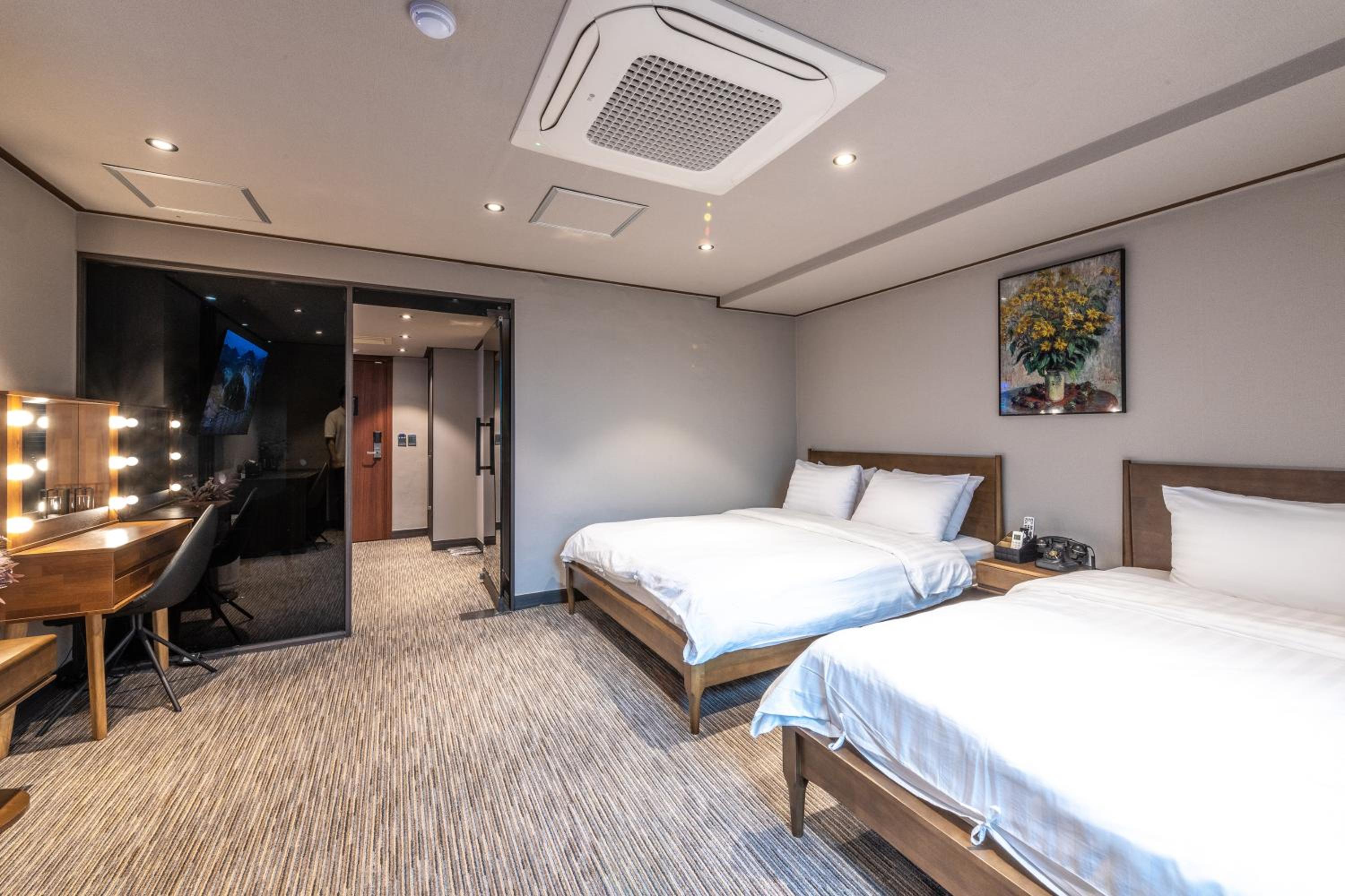 Suite - Photo 17