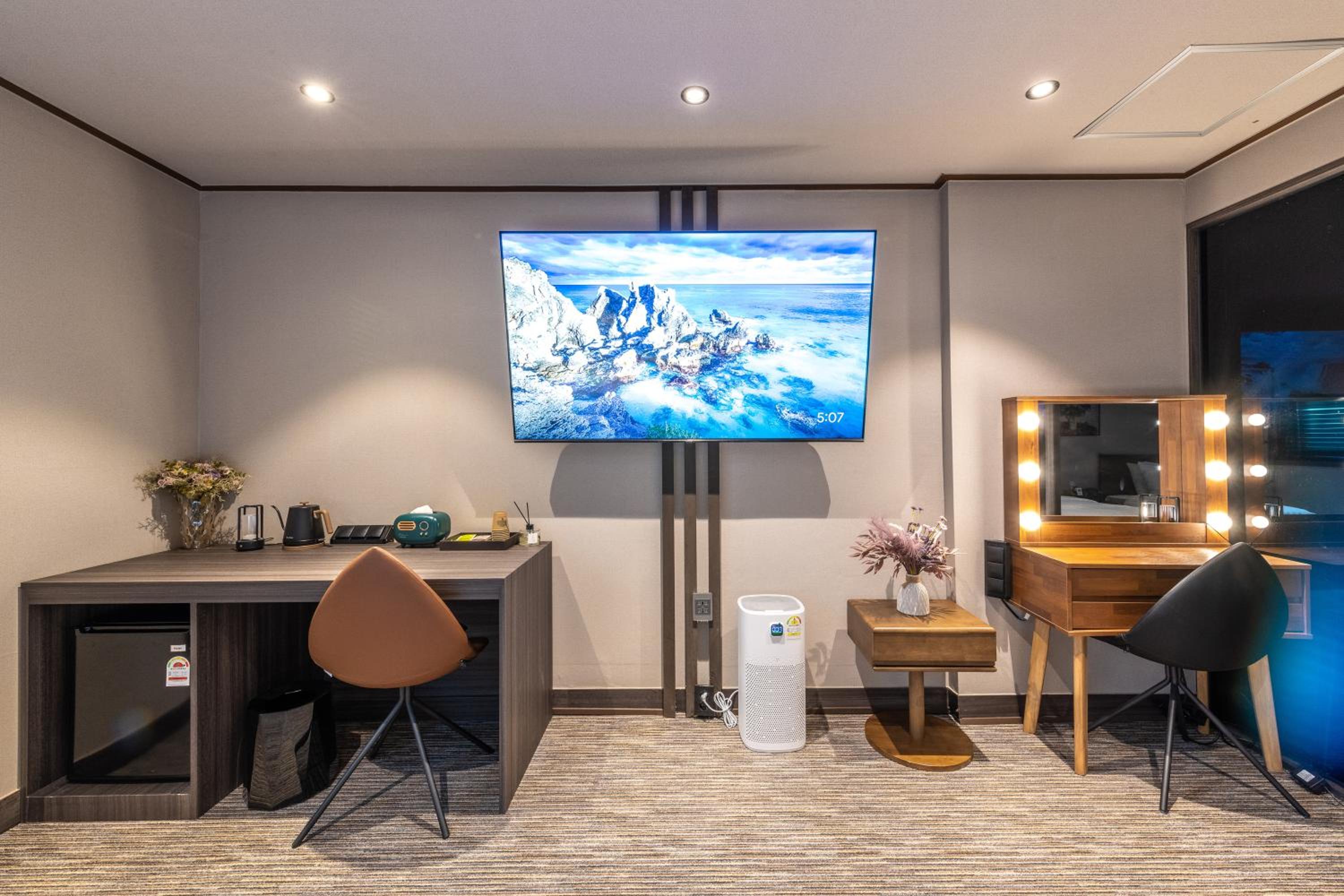Suite - Photo 19