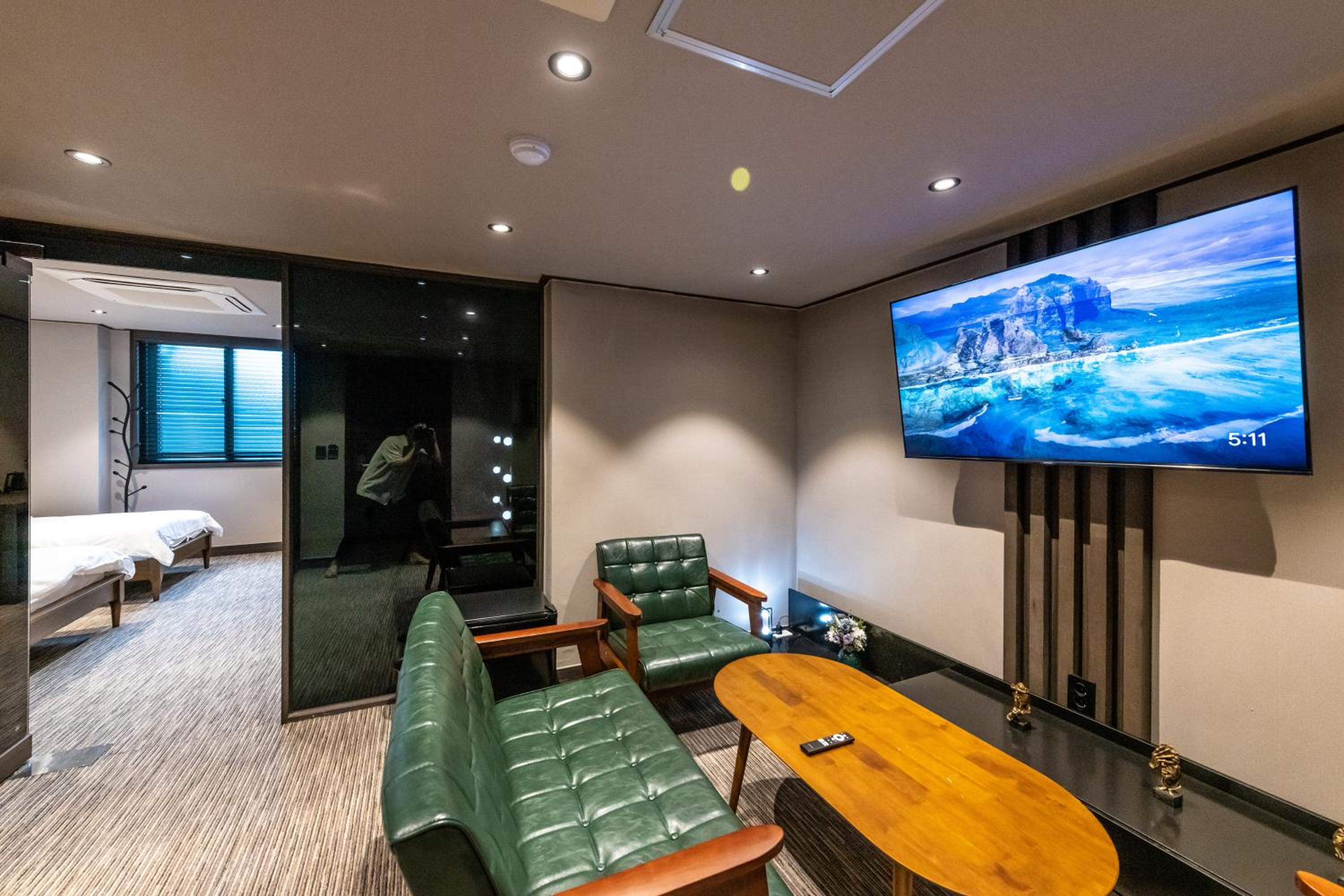Suite - Photo 21