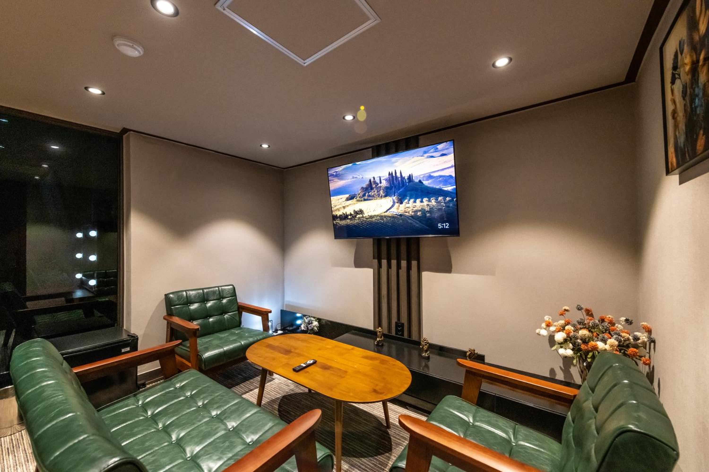 Suite - Photo 22
