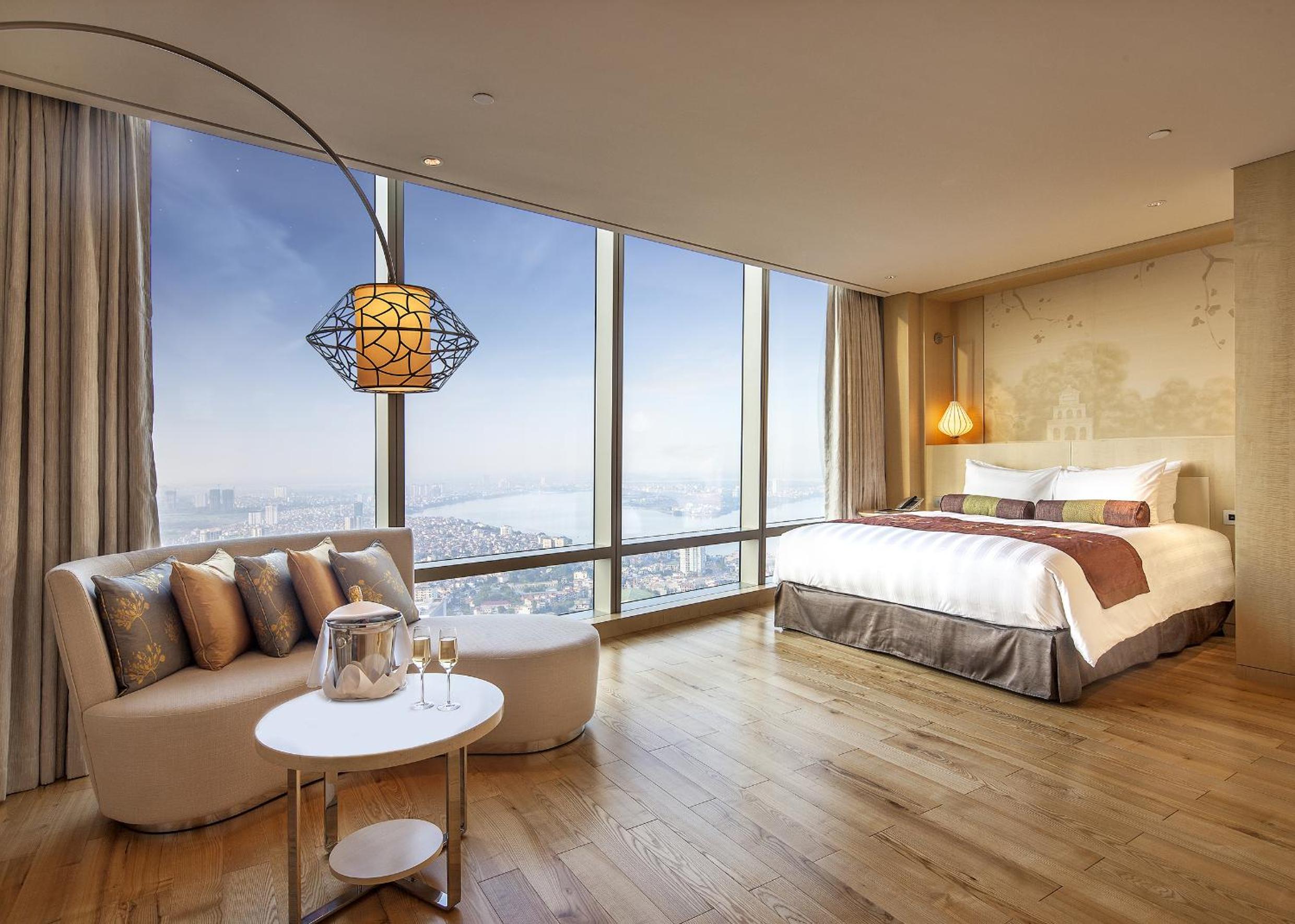 Junior King Suite photo 3